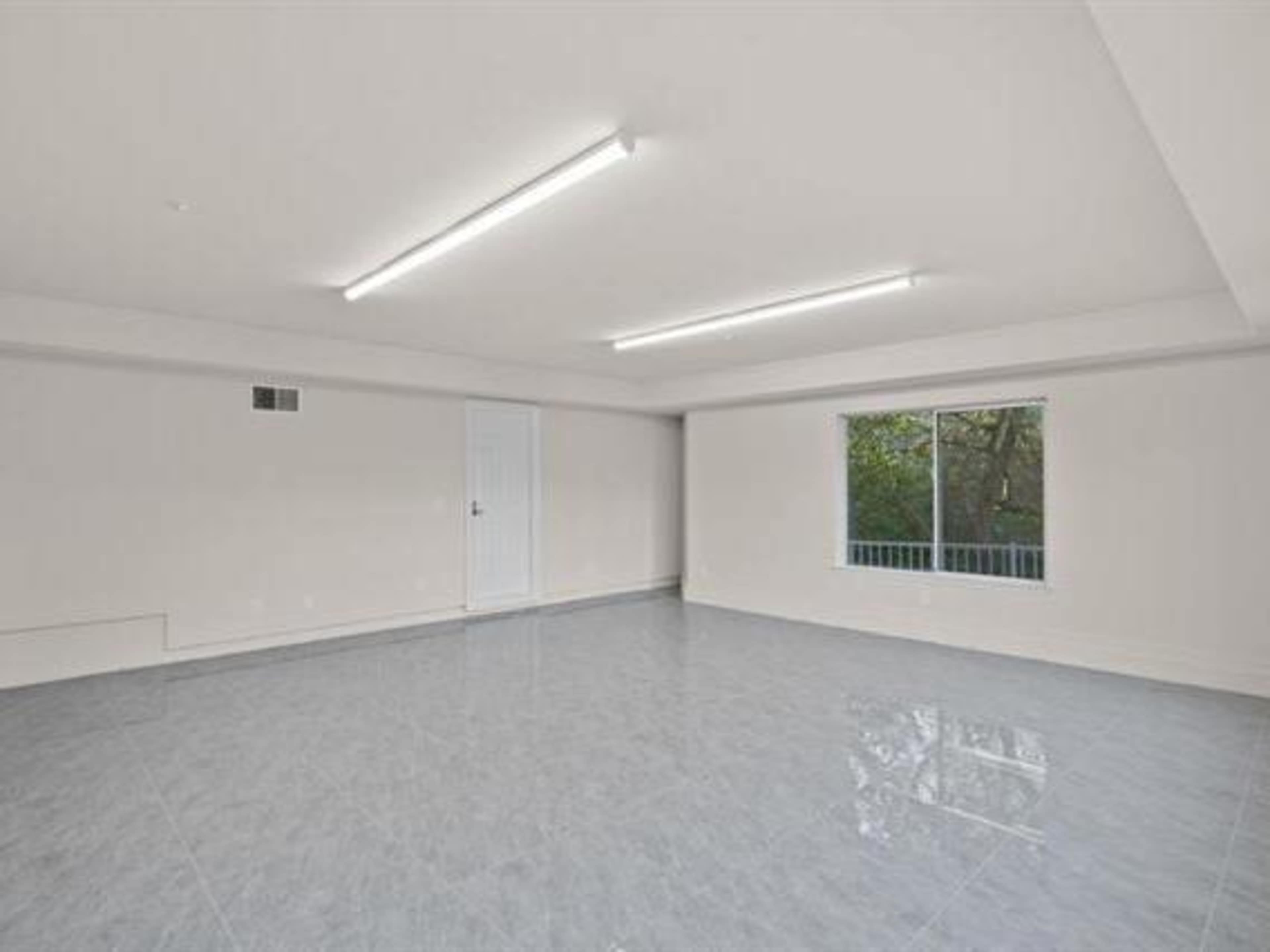 Large Private room w/ windows - separate entrance 