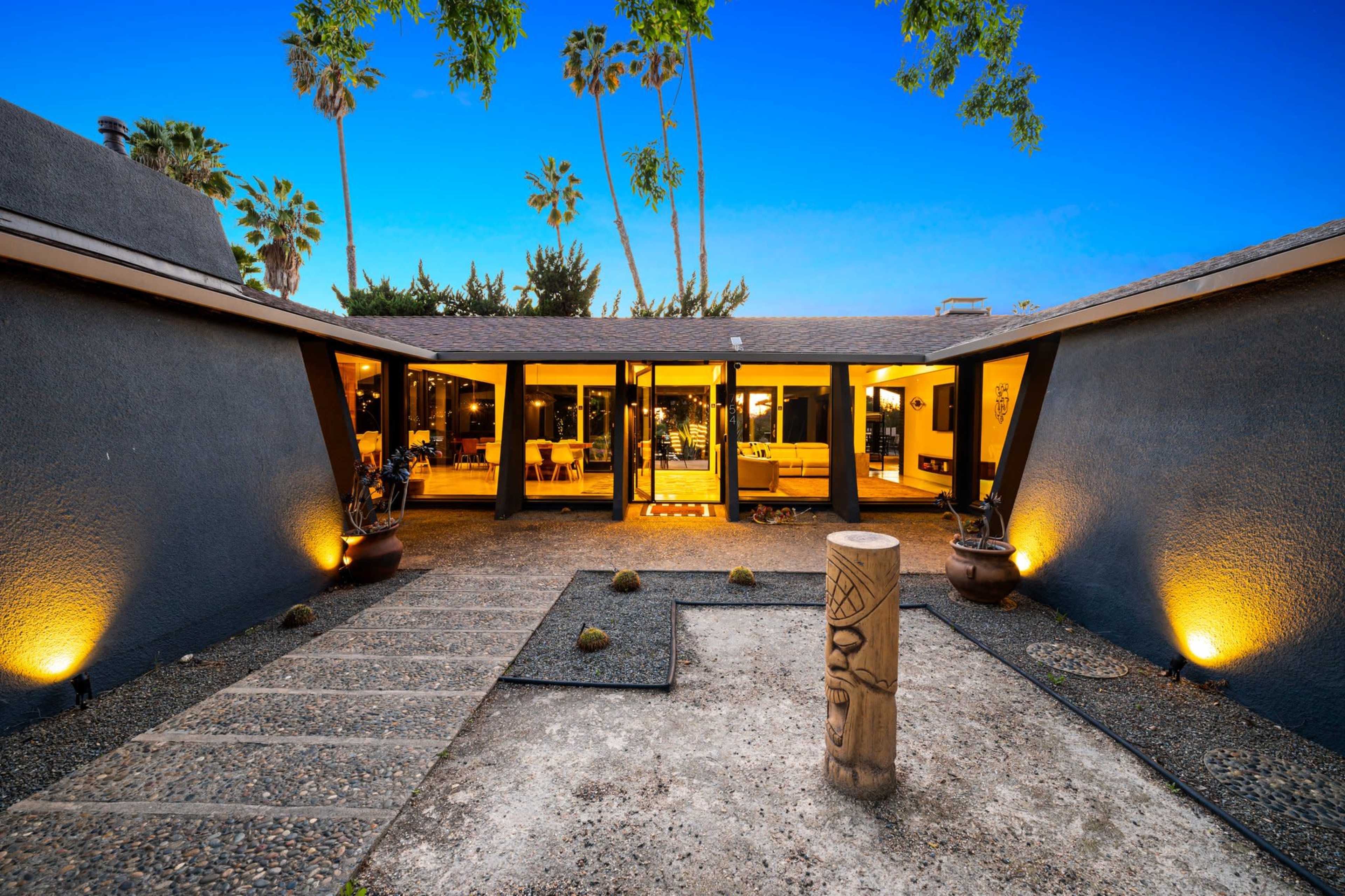 San Diego’s Eichler-inspired Modern Mid Century estate. Image in Granite Hills, El Cajon, CA