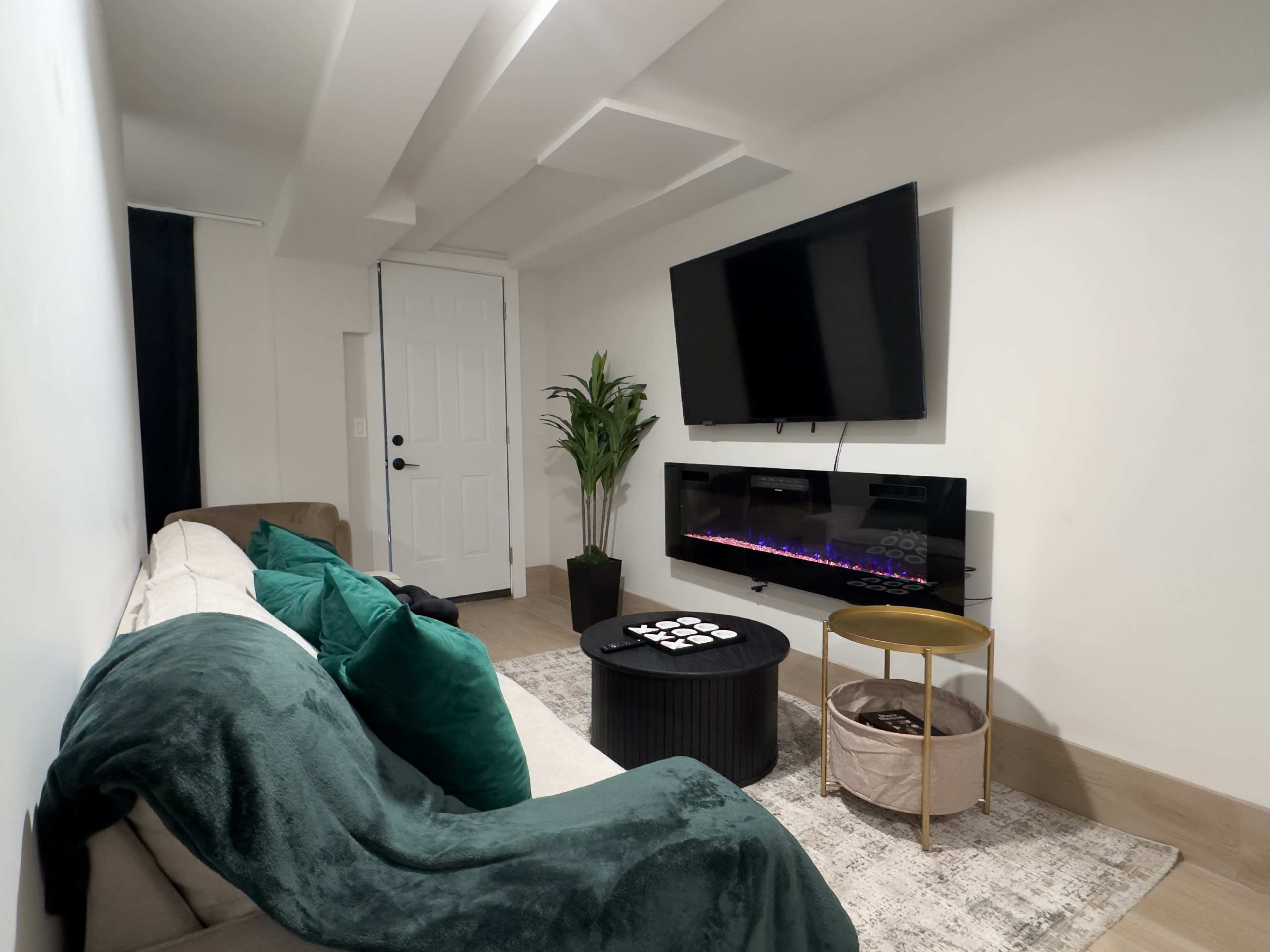 Highend House with rooftop NYC views and backyard deck, 6 Bedrooms, 2 floors plus basement, 10 beds, 3 bath Image in The Heights, Jersey, NJ