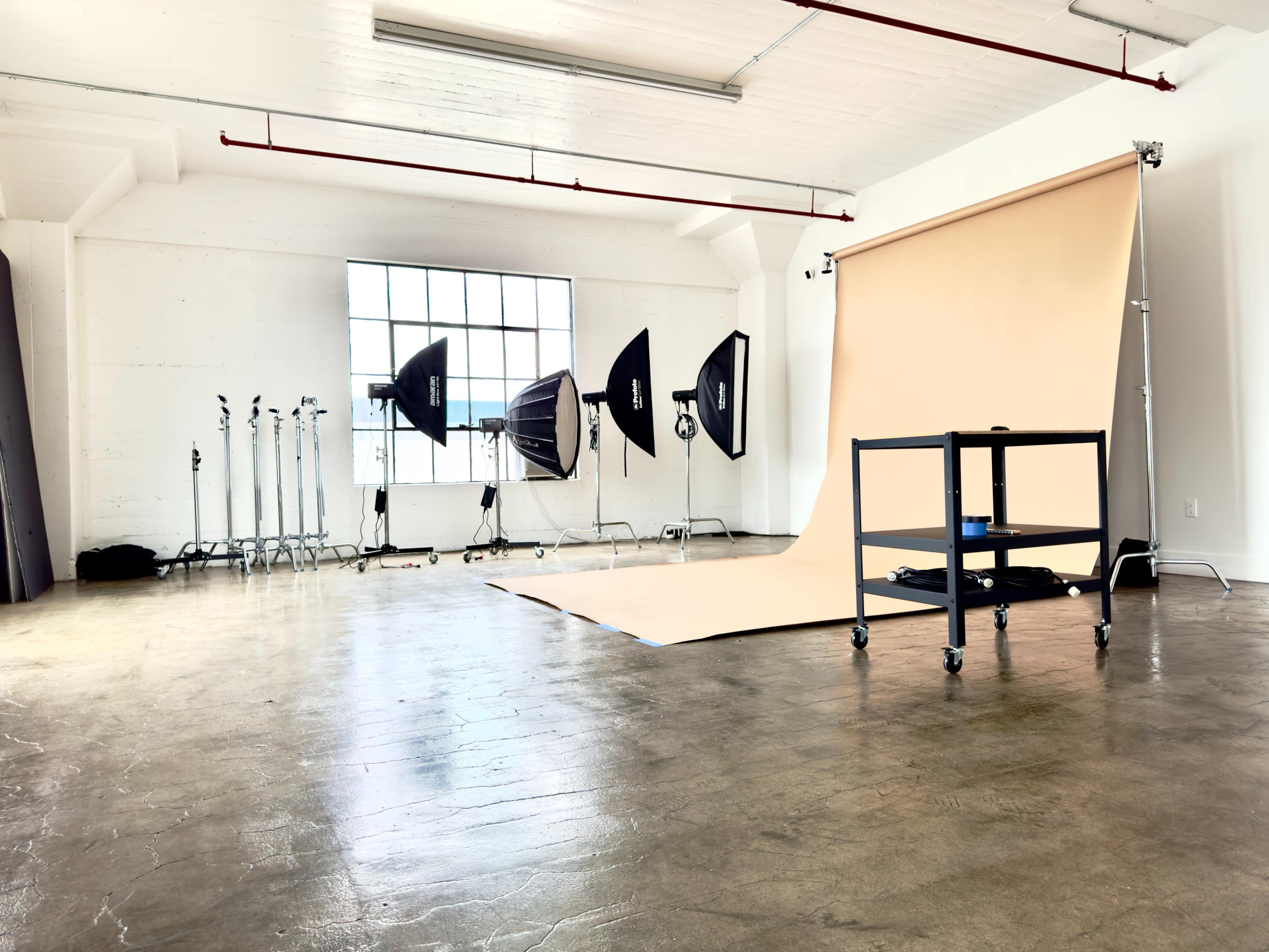 Spacious Natural Light Studio All Inclusive with Profoto and Amaran Lights Image in Central LA, Los Angeles, CA