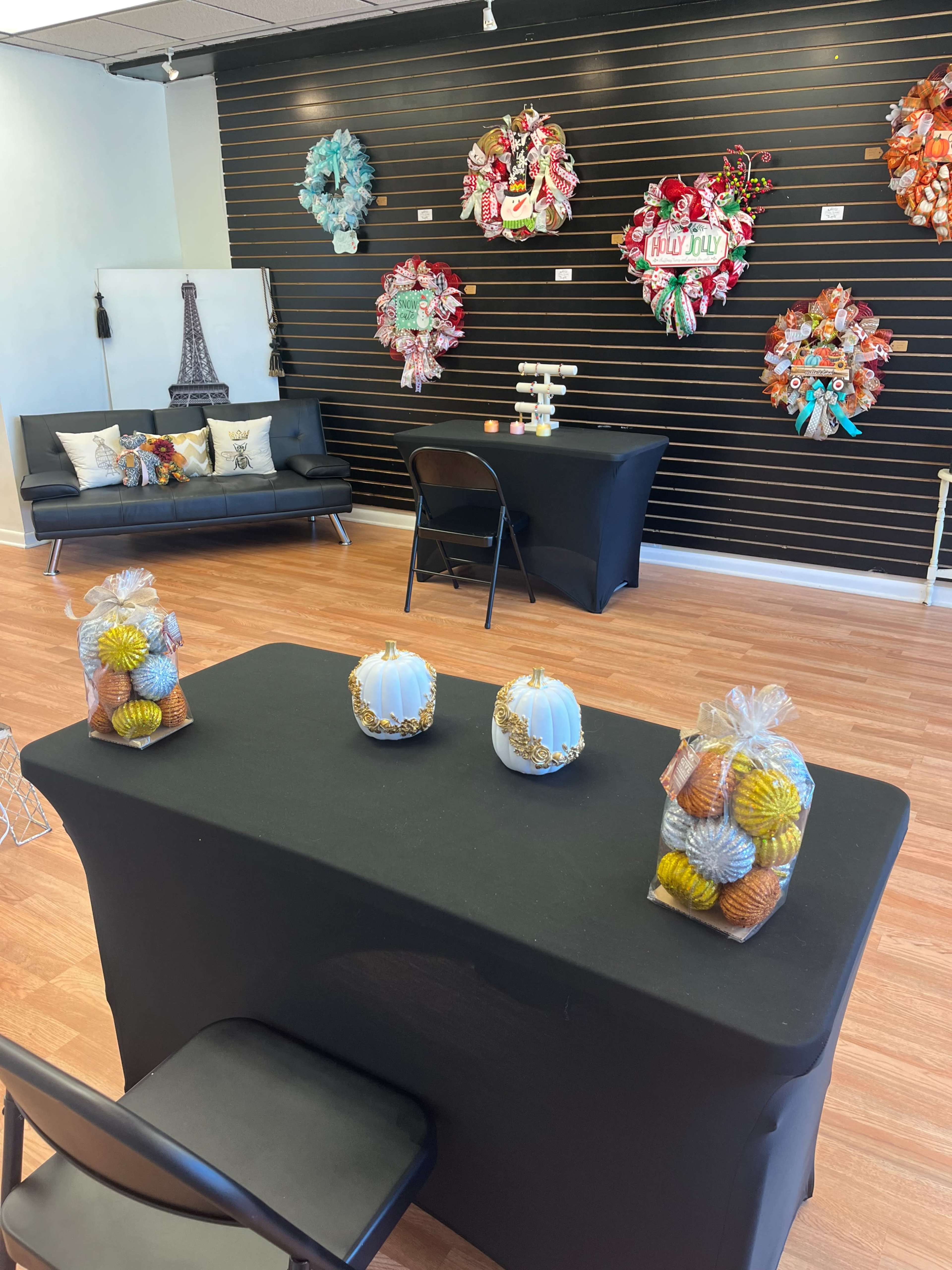 Charming space in Old Orland with lots of sunlight and great empty space! Image in Orland Township, Chicago, IL