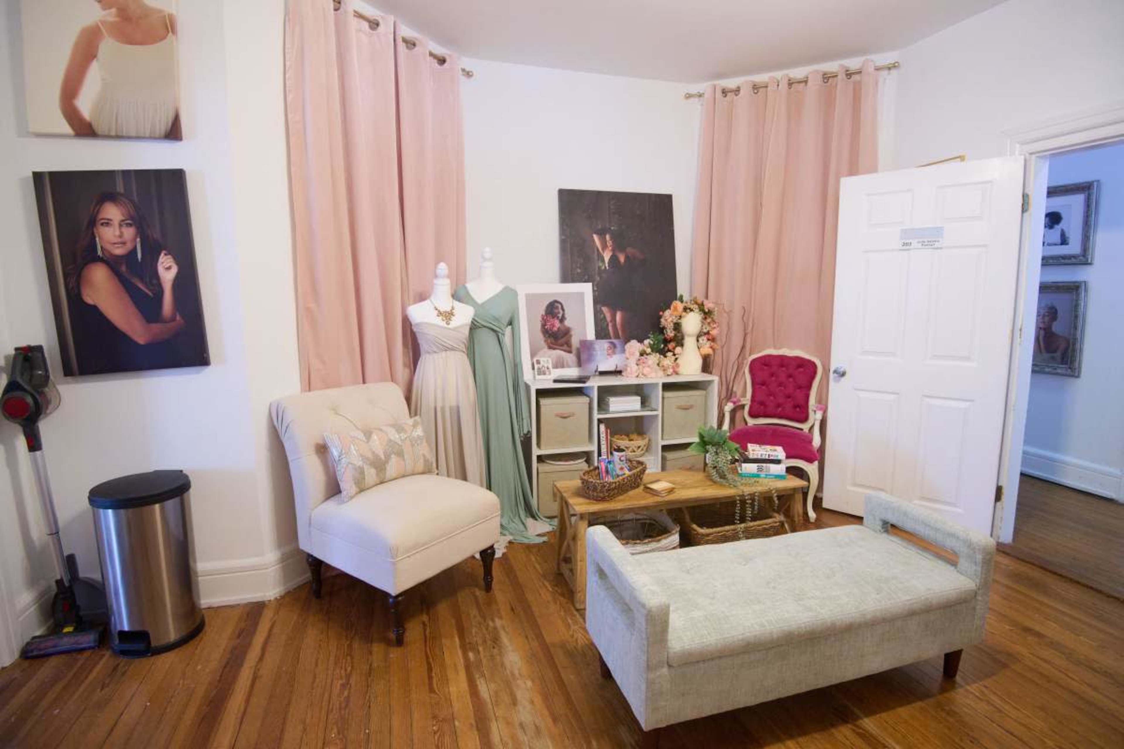 Photography studio with multiple rooms and beautiful natural light Image in Glen Allen, Glen Allen, VA