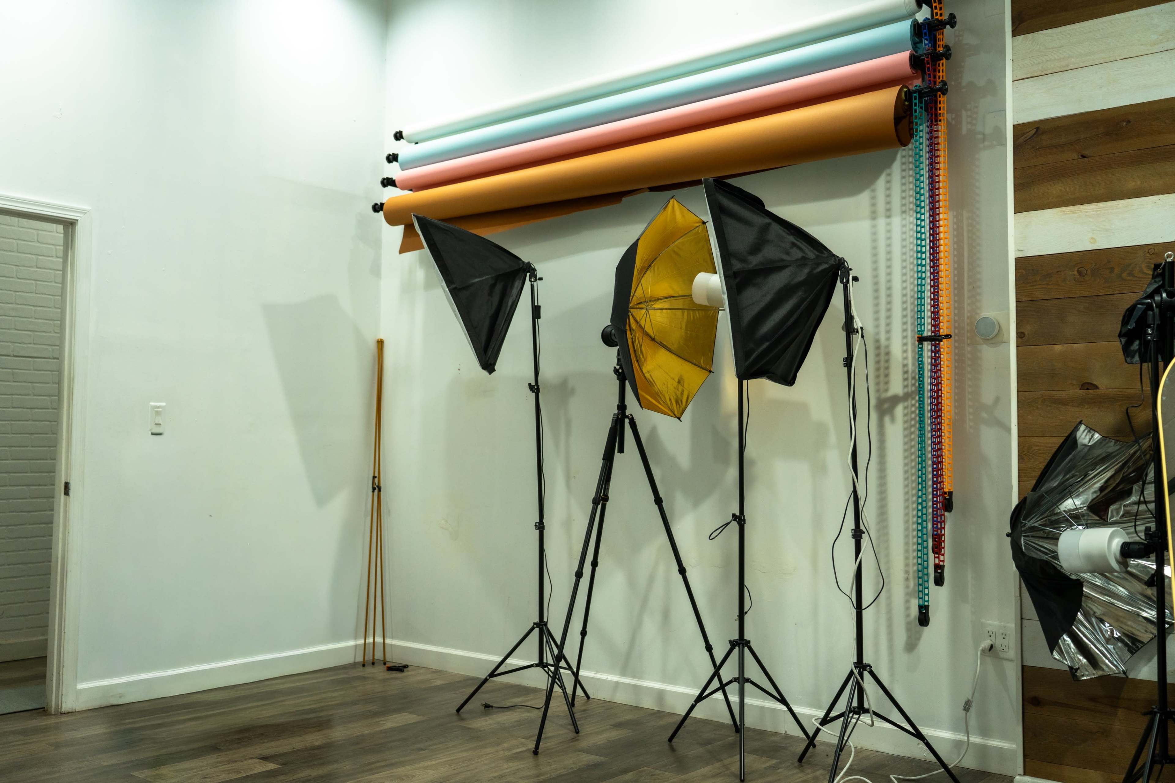 Suburb Studio with Beautiful Natural Light Image in Oak Creek, Oak creek, WI