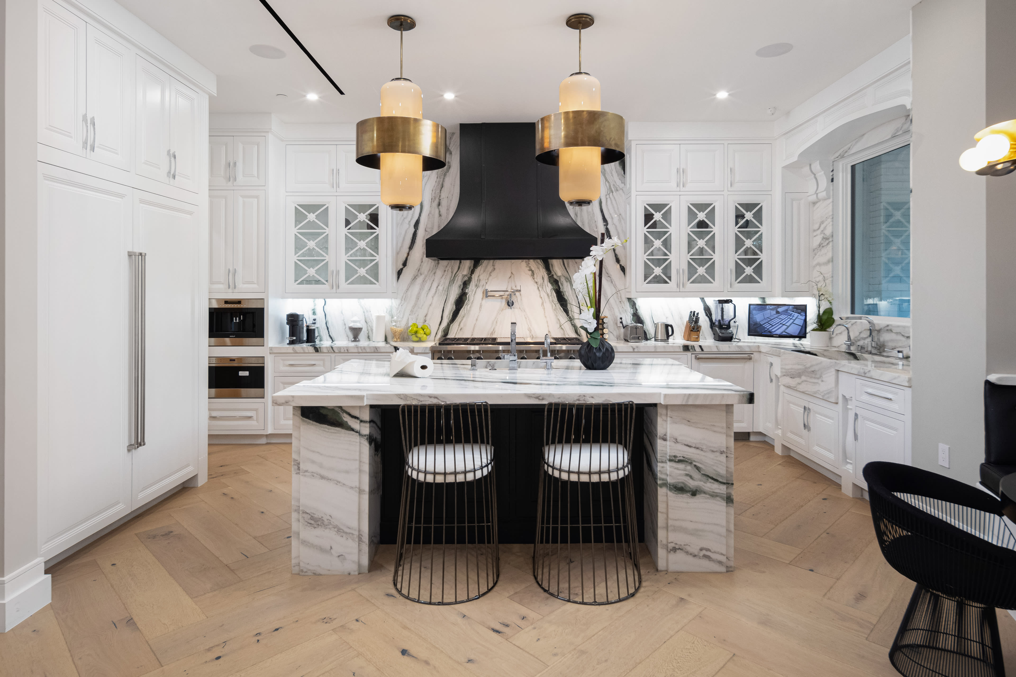 GARDNER GLAM NOIR ESTATE/ POOL/ GOLD/ DRAMA Image in Central LA, Los Angeles, CA