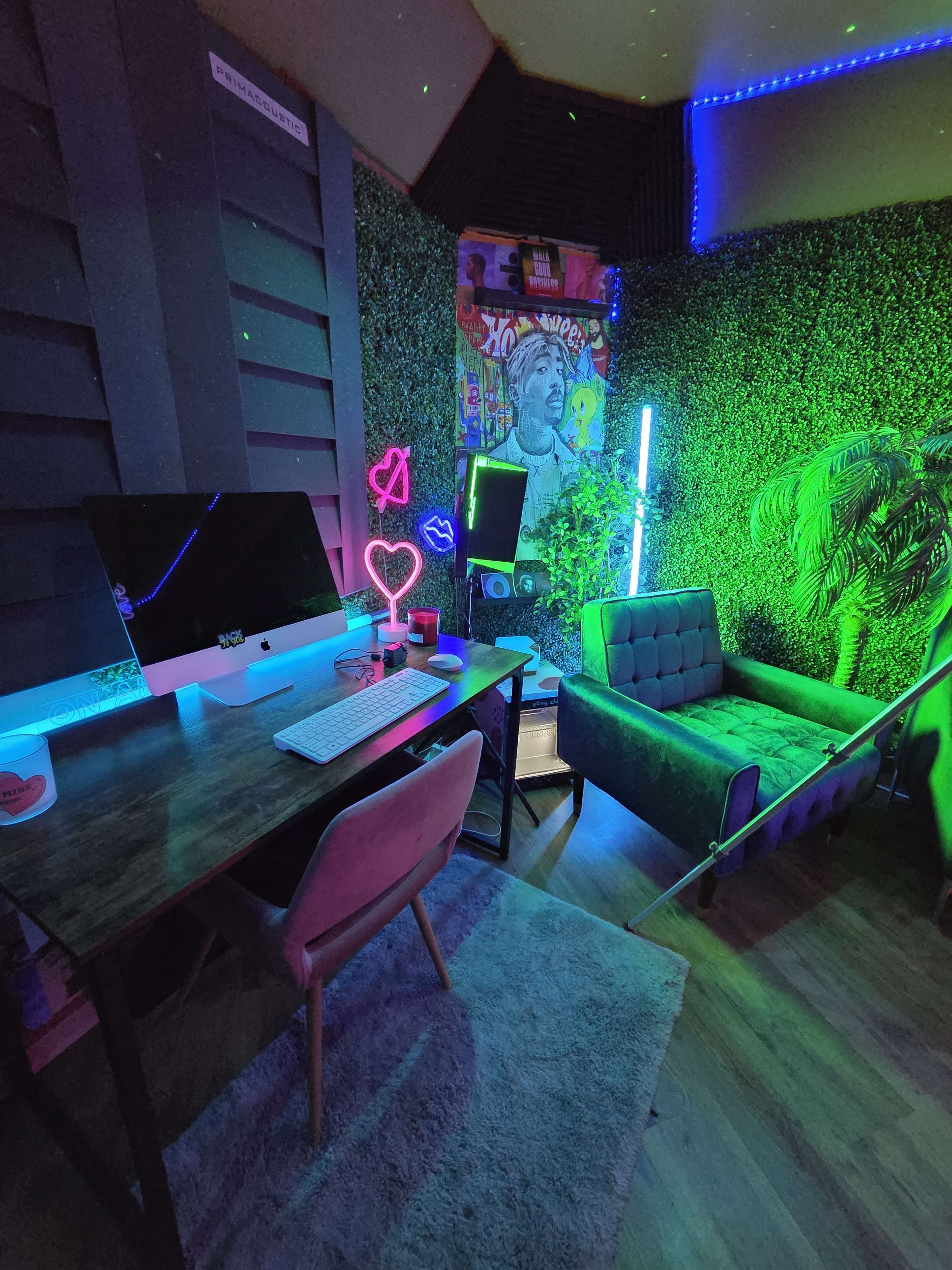 Cozy Podcast & Interview Room ( New Westminster , 1 Block From Skytrain ) Image in New Westminster, New westminster, BC