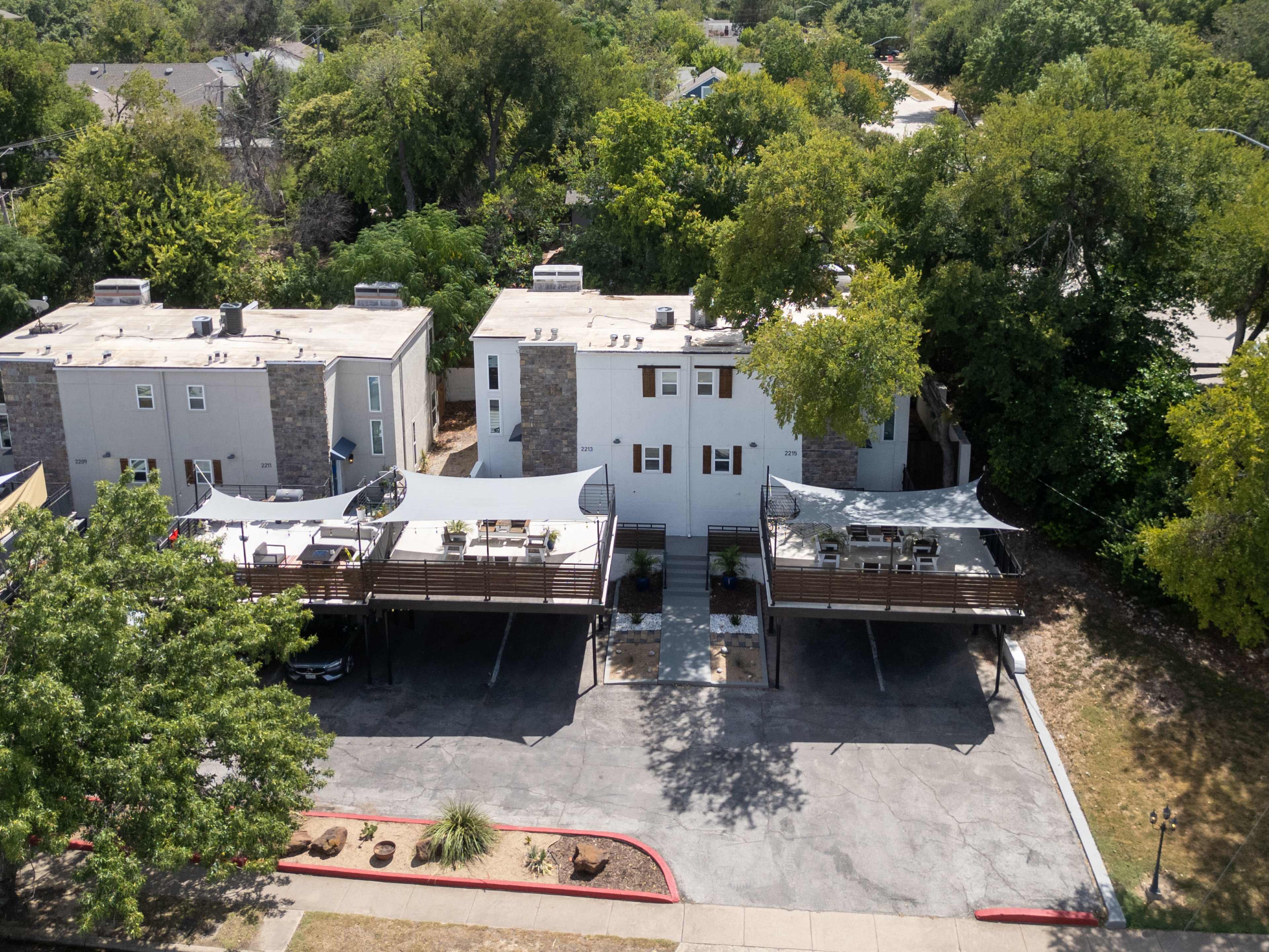 Spacious Summer Townhome w/ Deck - Near TCU & Zoo Image in Paschal, Fort Worth, TX