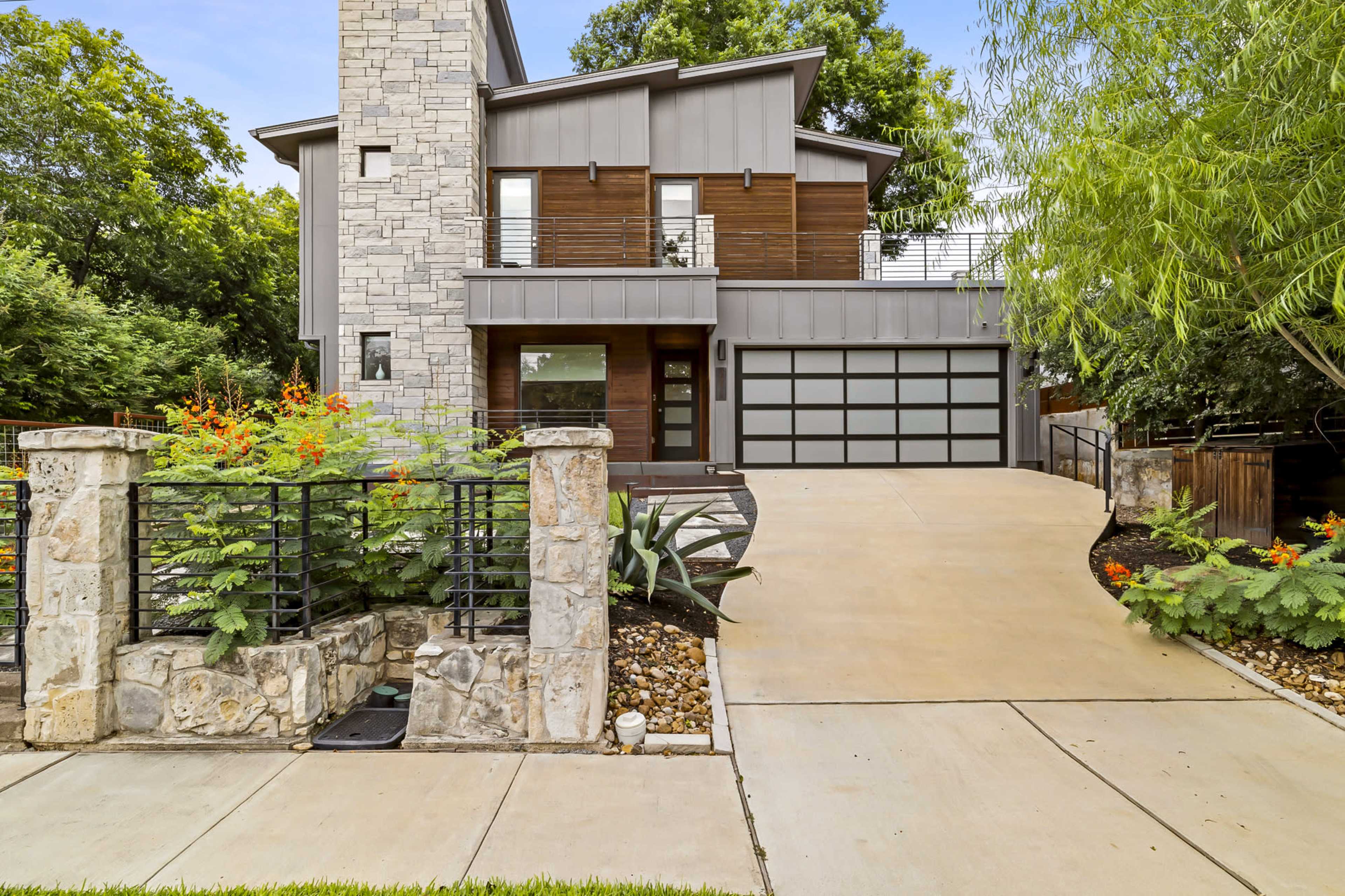 Modern Escape Near S Lamar | Hot tub | Sauna Image in South Lamar, Austin, TX
