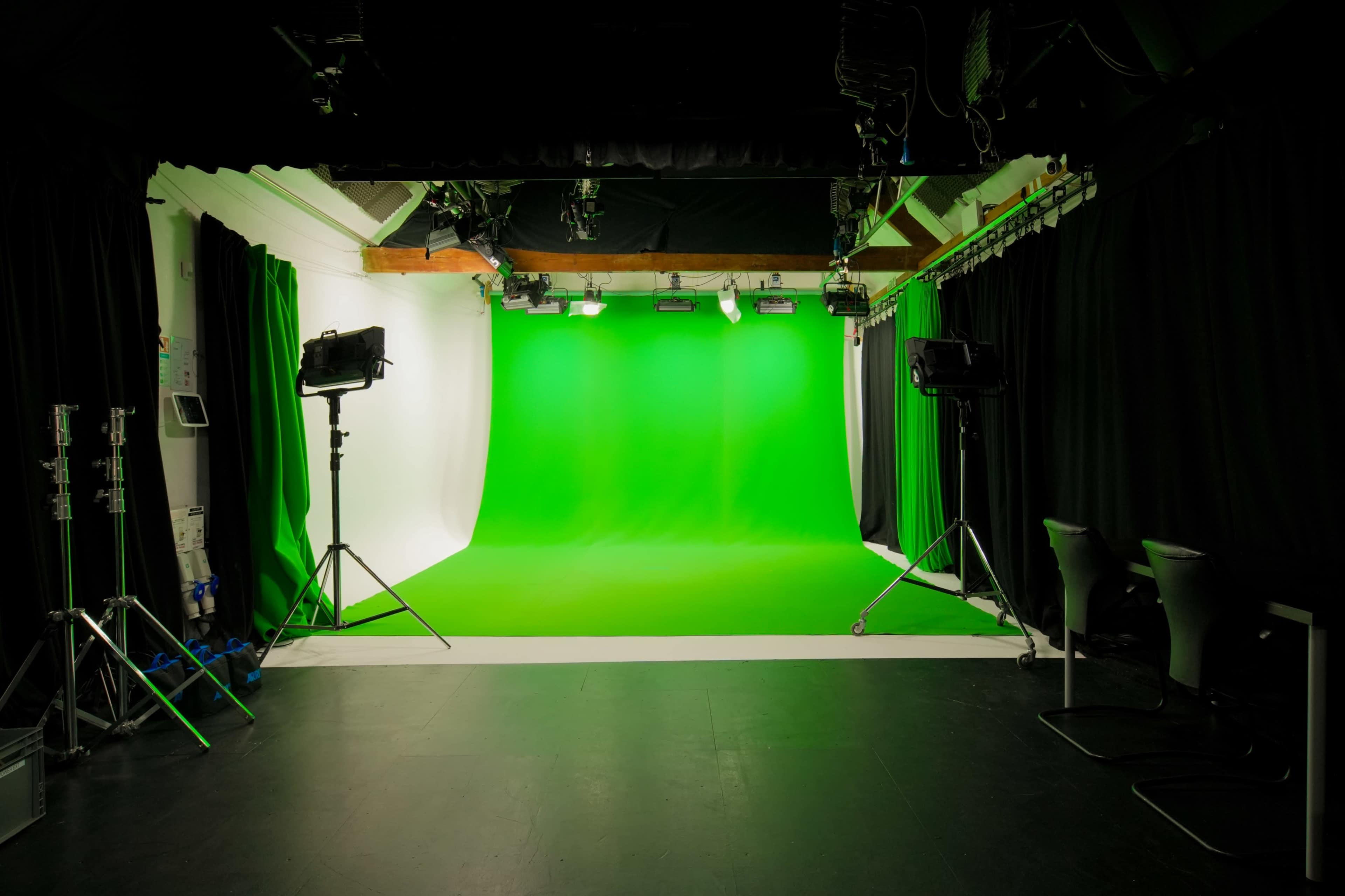 Green Screen / White Cove / Blackout Studio Image in Stratfield Mortimer, READING, ENG