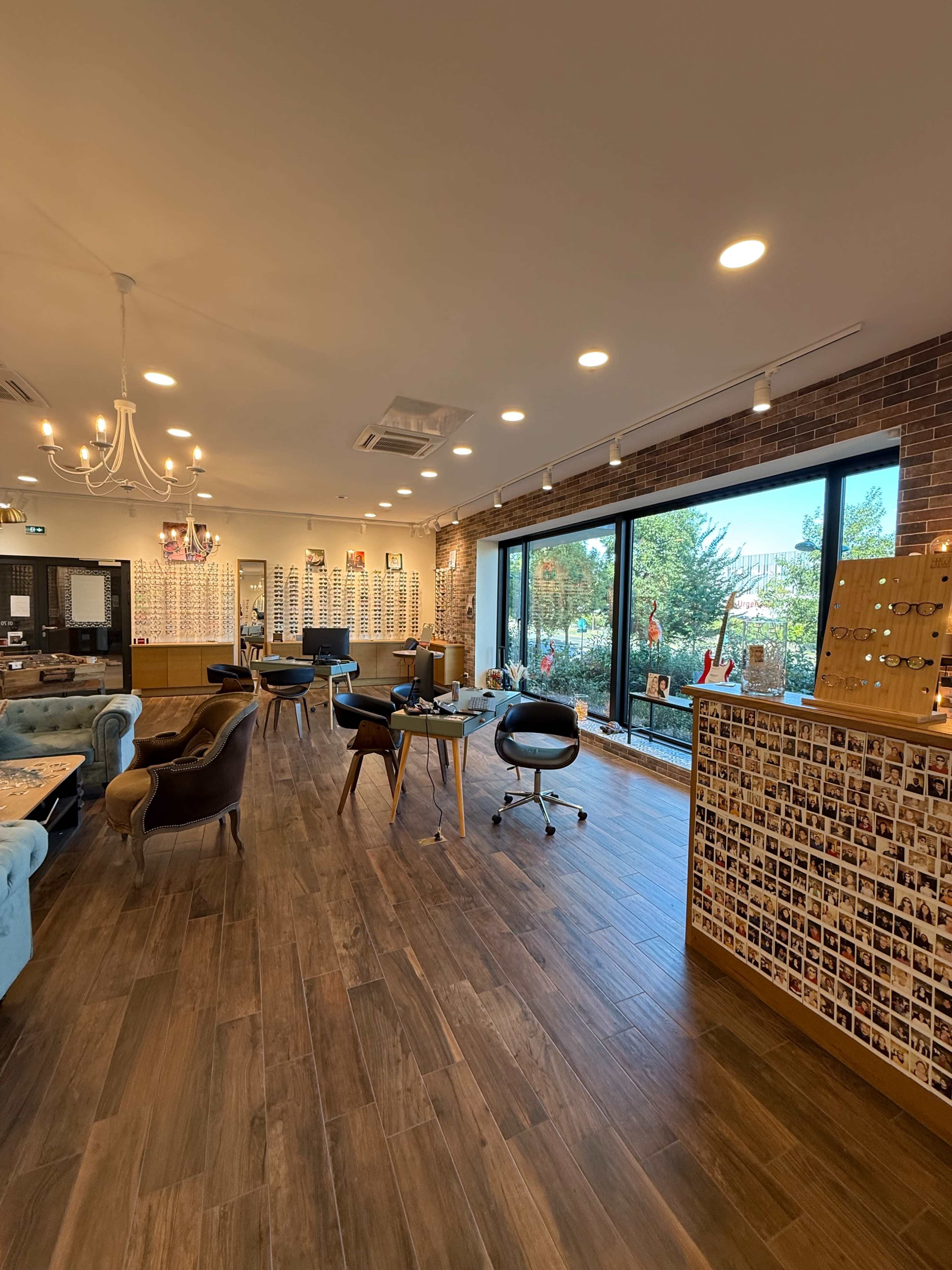 COSY AND VERY BRIGHT COMMERCIAL PREMISES WITH BAY WINDOWS Image in , JOSSIGNY