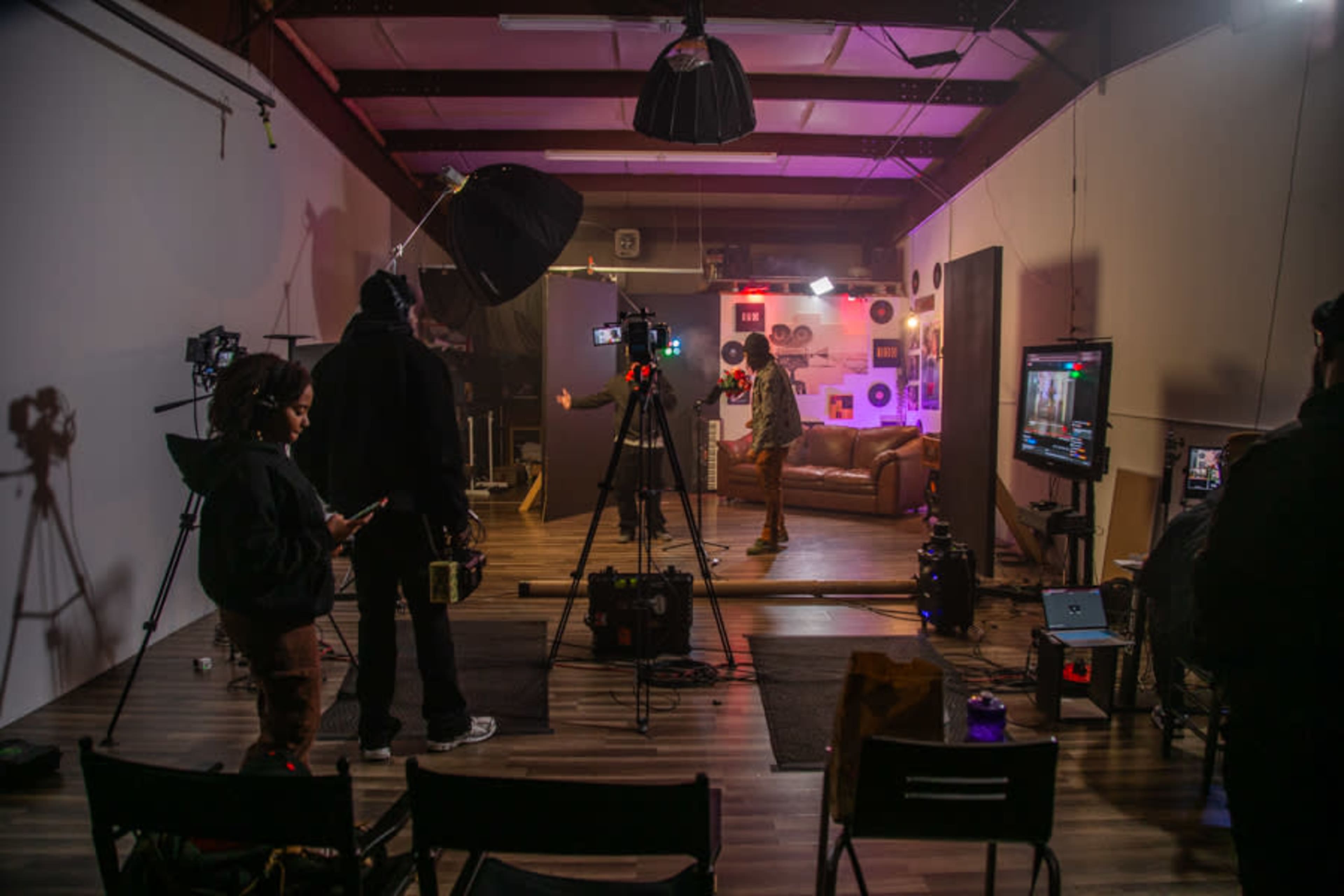 Versatile 1,000 sq ft Studio with Garage Door – Ideal for Photo, Film, and Events Image in Winston-Salem, Winston-Salem, NC