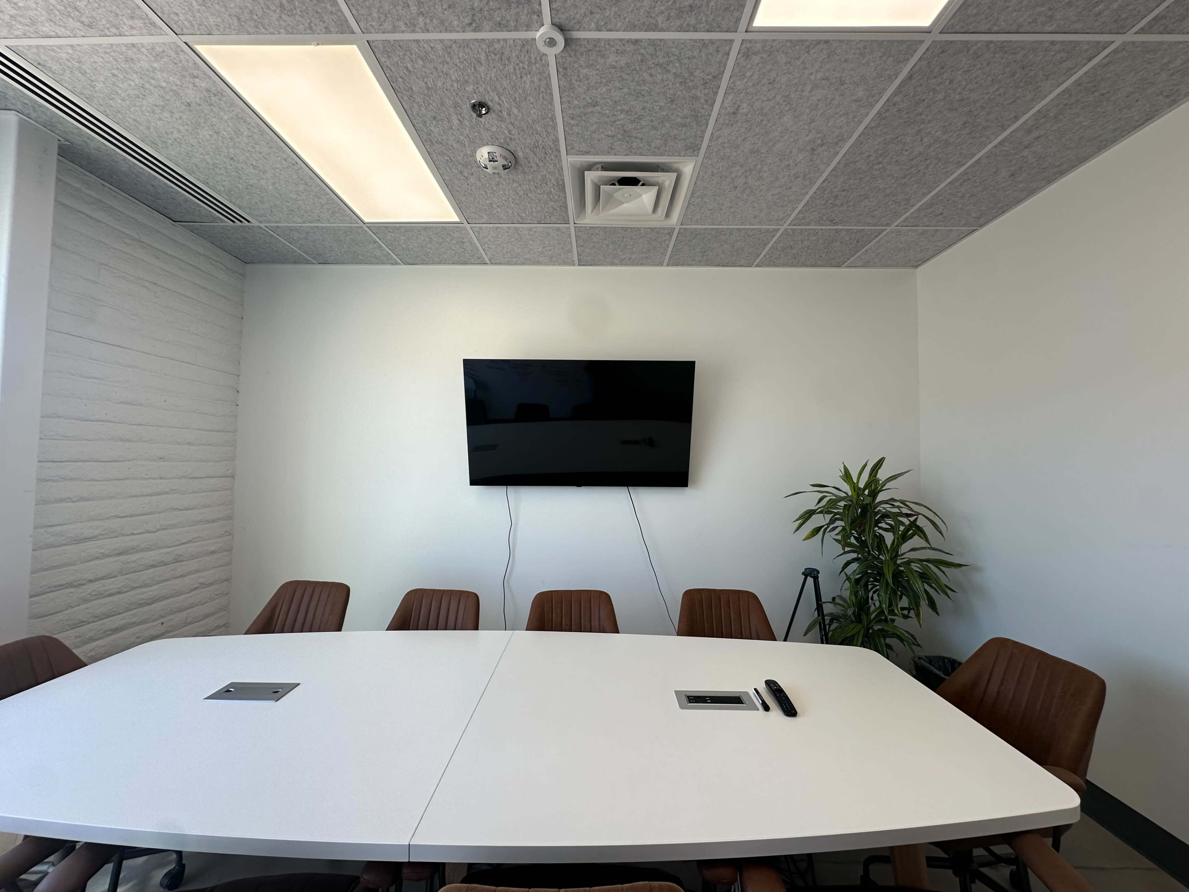Modern Conference Room with Natural Light Image in Tempe, Tempe, AZ