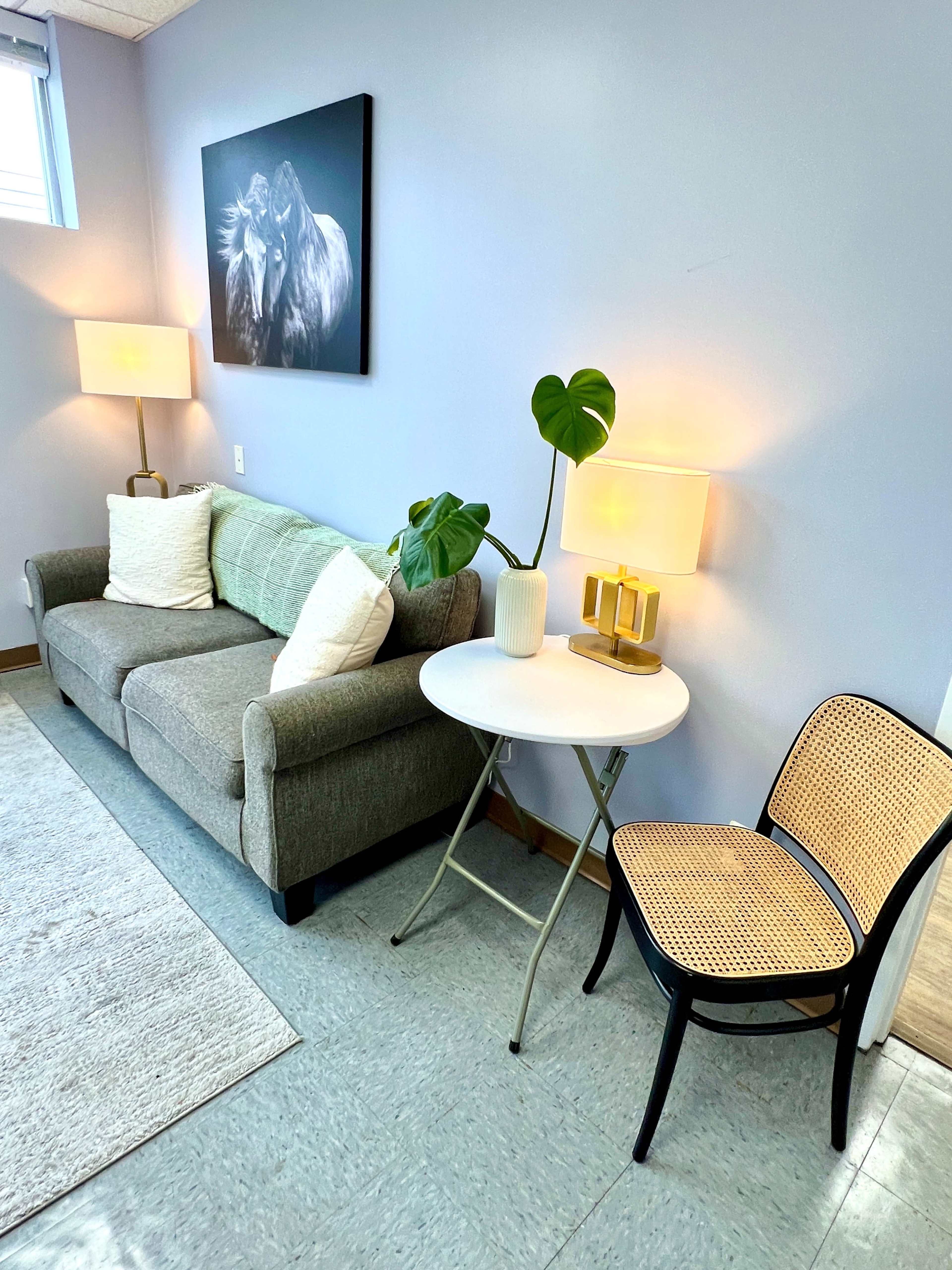 Cozy & Quiet Urban Studio with Free Onsite Parking – West Babylon Image in Babylon, West Babylon, NY