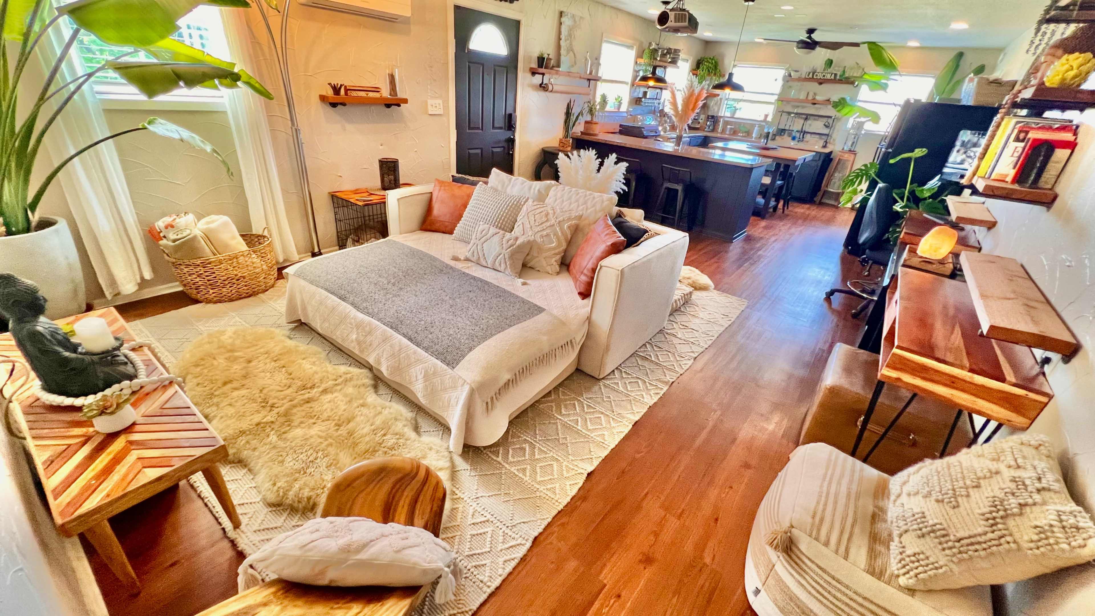 Stylish Wellness Home + Production Space Image in , Granbury, TX