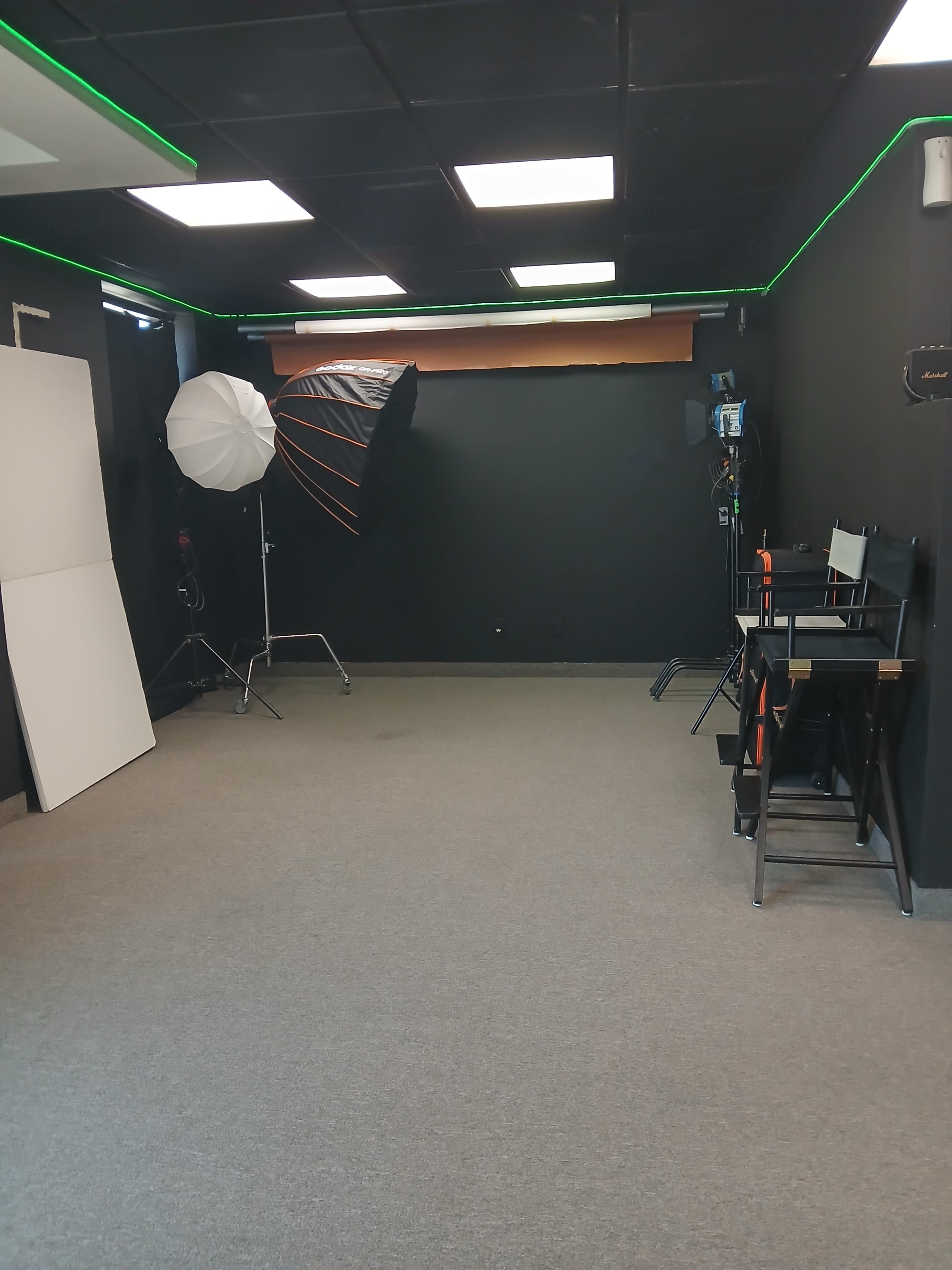 Photography Nook - Open Space With Motorized Paper Backdrops Image in Downtown Peoria, Peoria, AZ