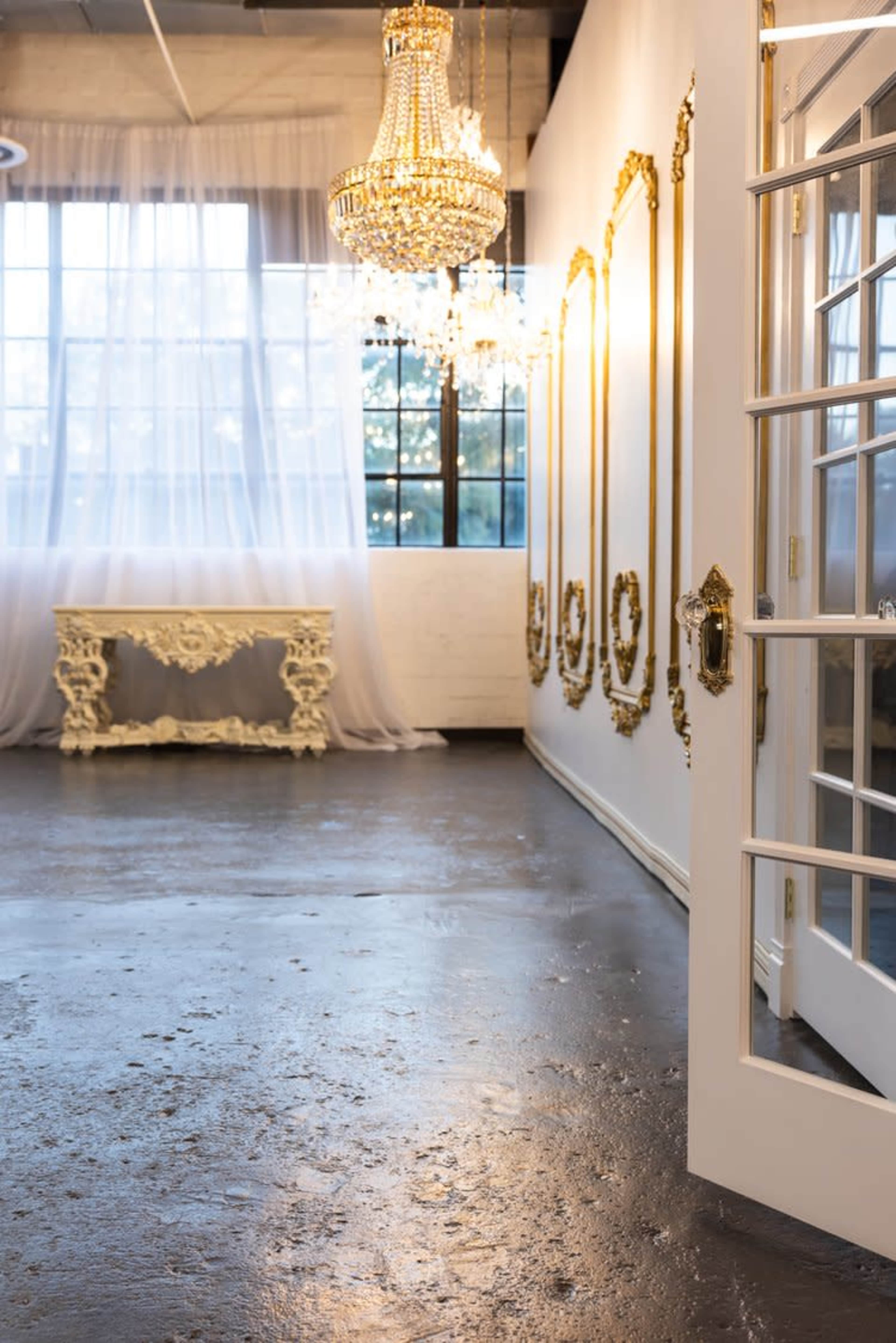 Upscale Downtown Natural Light Creative Space with large windows Image in Old East Dallas, Dallas, TX
