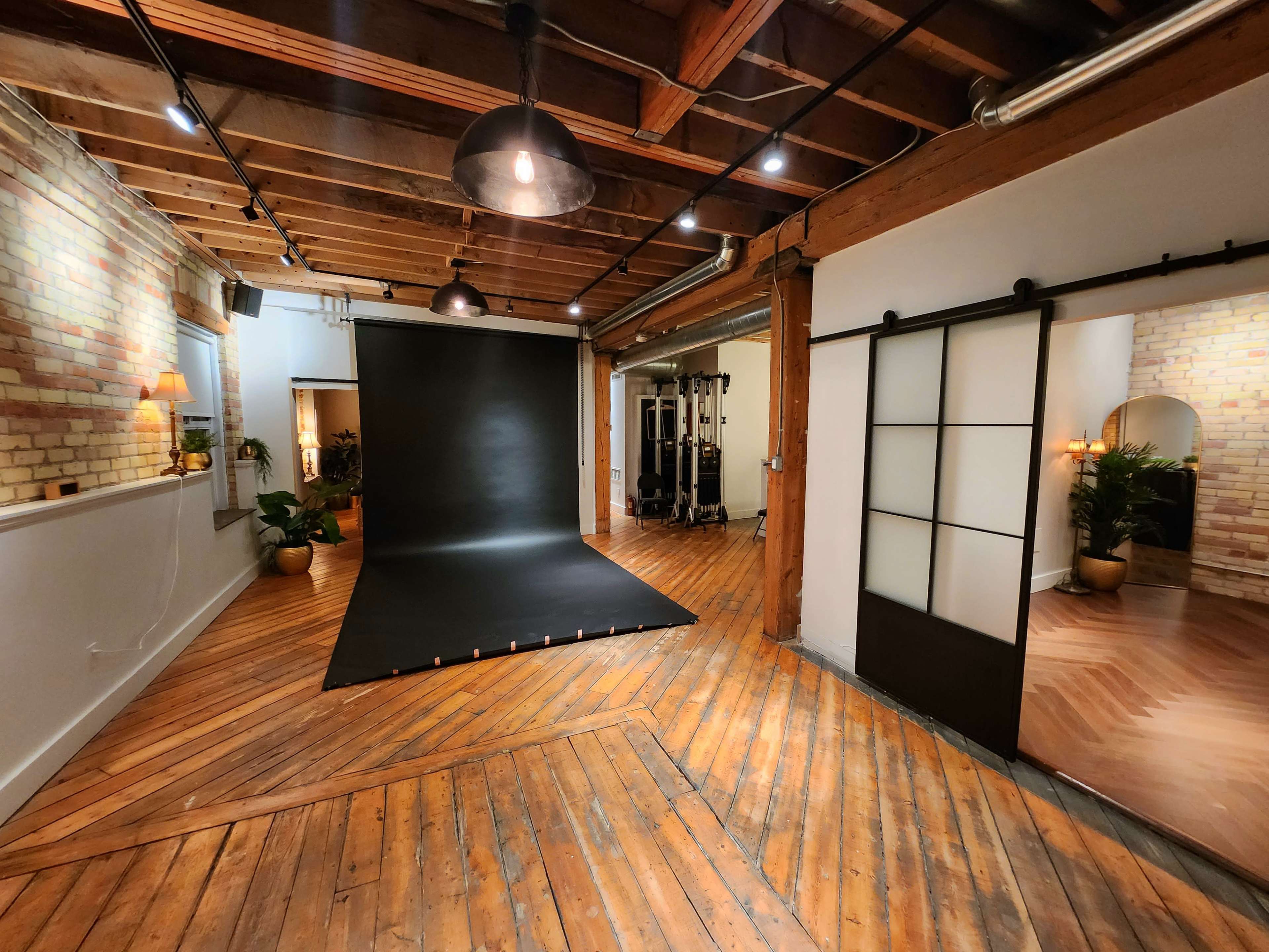 Loft Space with Full Kitchen, Exposed Brick, Wooden Floor with Photo Backdrop, Sound system Image in Trinity-Bellwoods, Toronto, ON