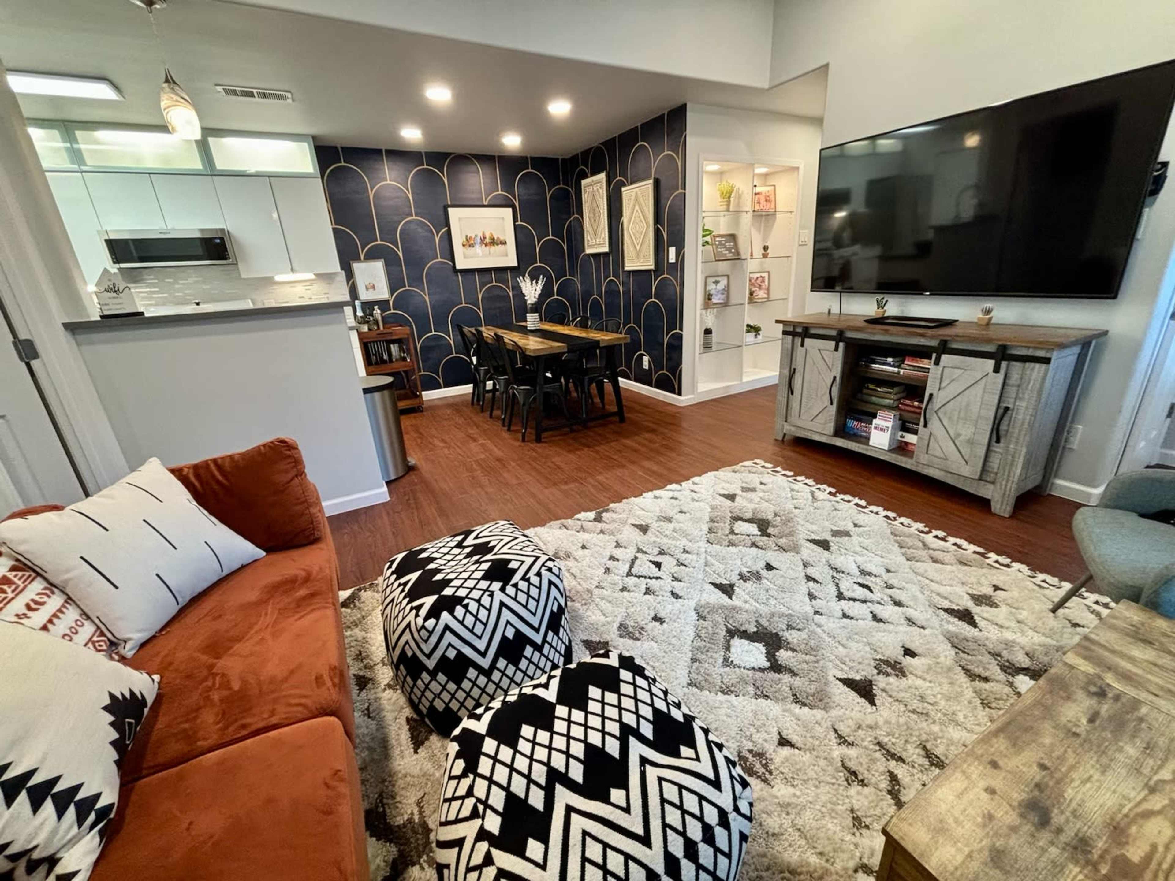 Modern Southwest Open Floorplan Duplex with Outdoor Entertainment space and proximity to Shopping/Restaurants/Nightlife Image in South Lamar, Austin, TX