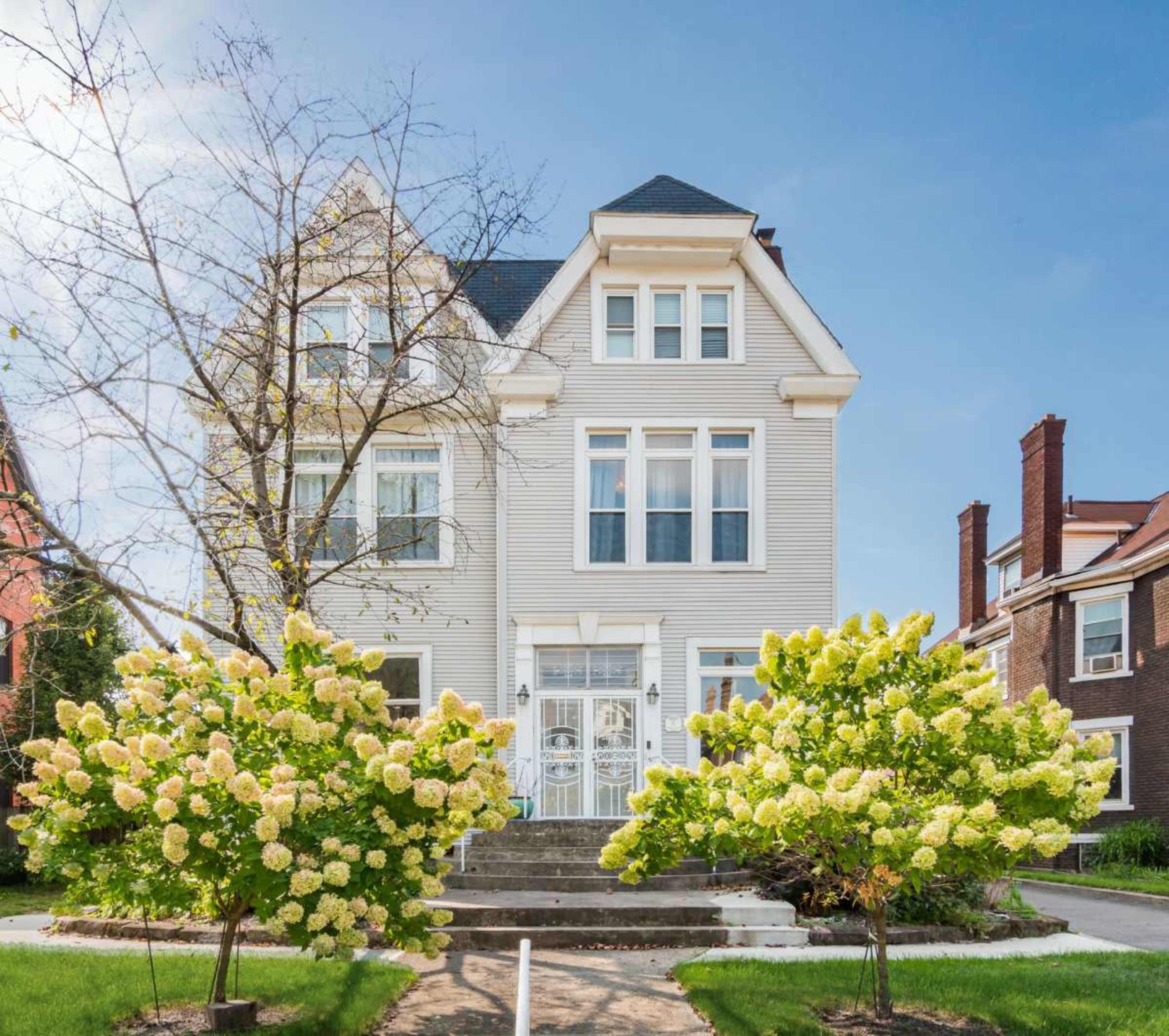 Jazzy-Blues Vibe with a Harlem Renaissance energy in a historic mansion Image in Near East Side, Columbus, OH
