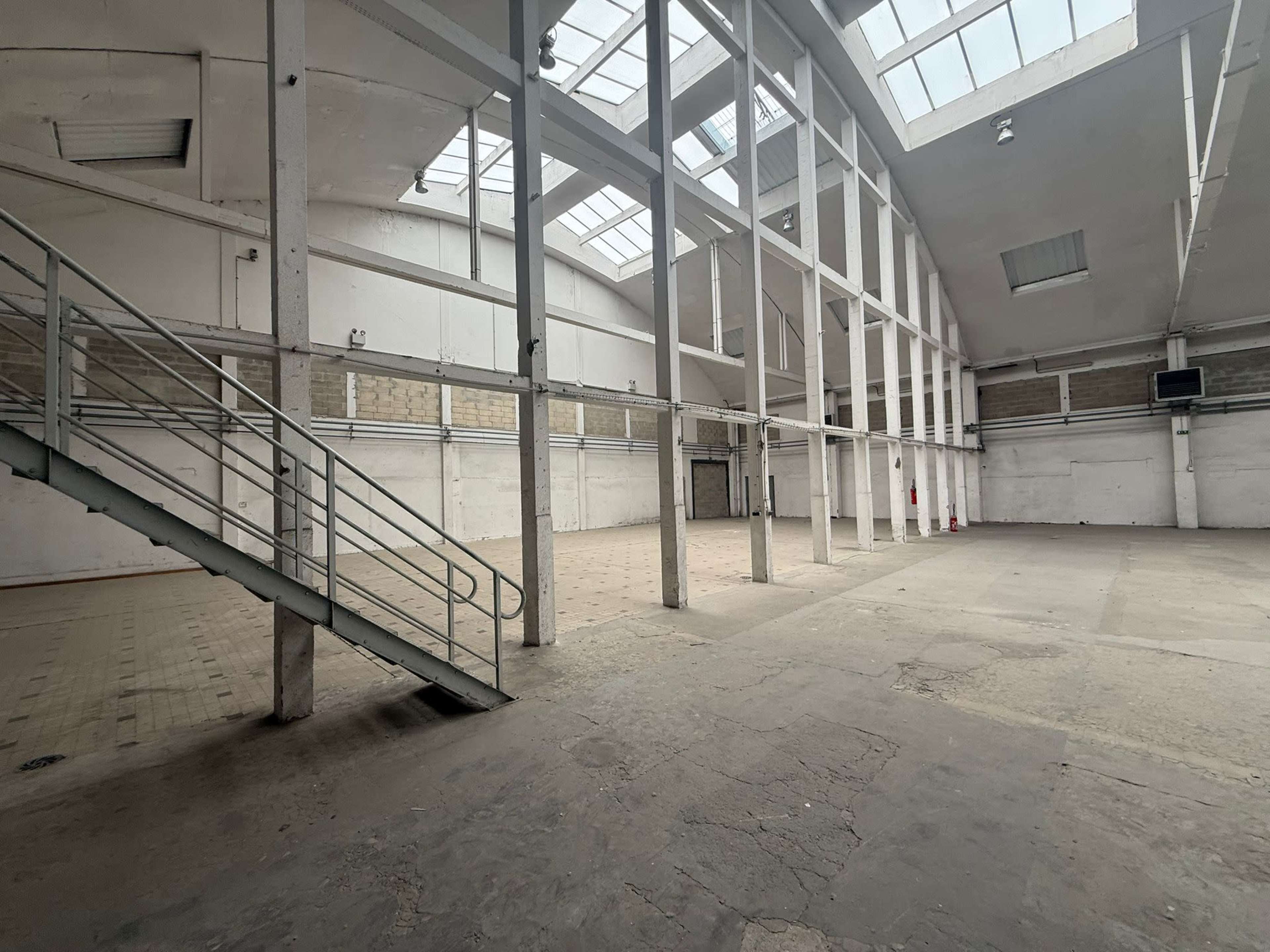 Entrepôt de 4000m² Image in , La Courneuve