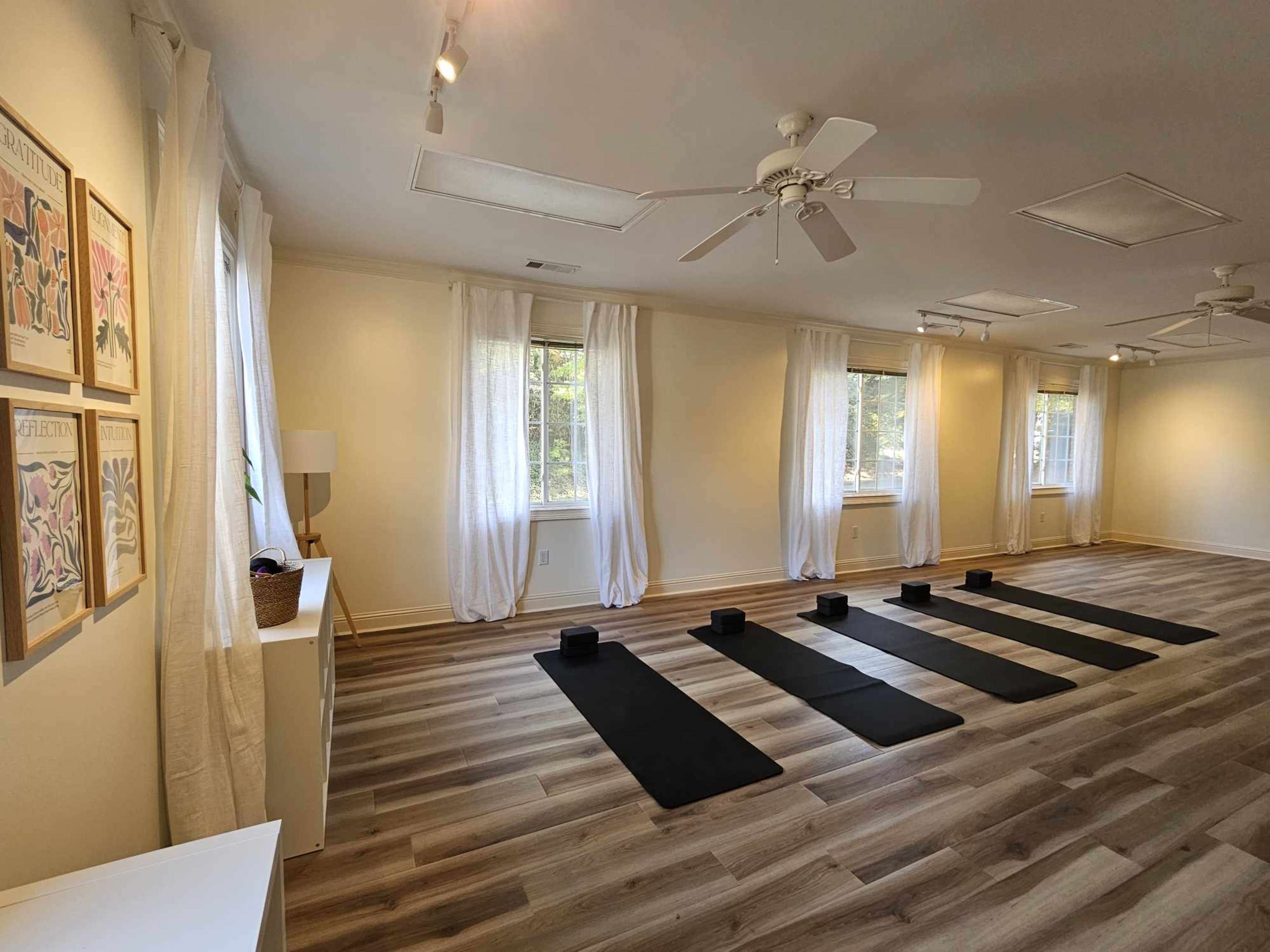 Large, bright, open room Image in , Kennesaw, GA