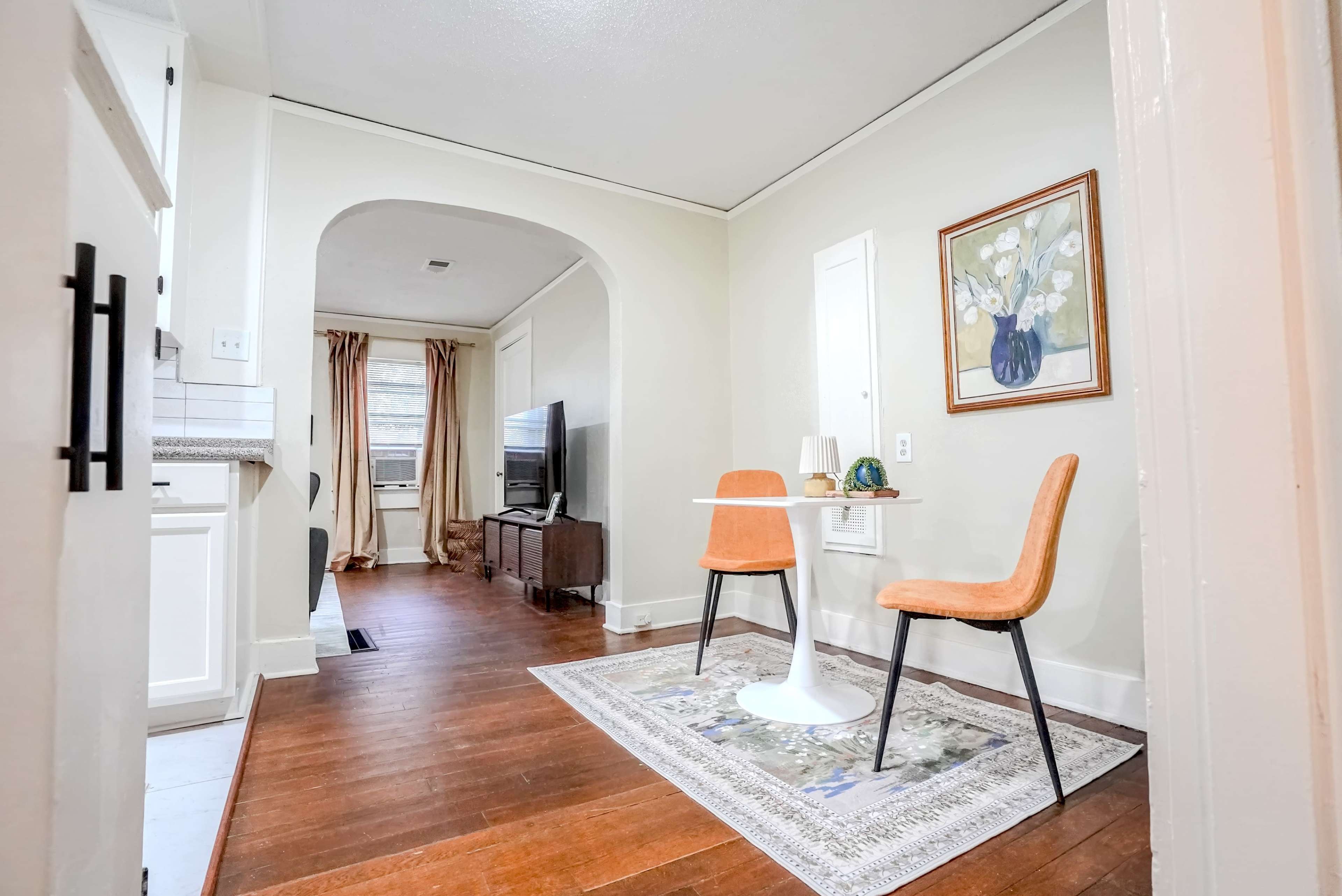 Centrally Located King Bed Midtown Crosstown 1428 Image in Crosstown, Memphis, TN