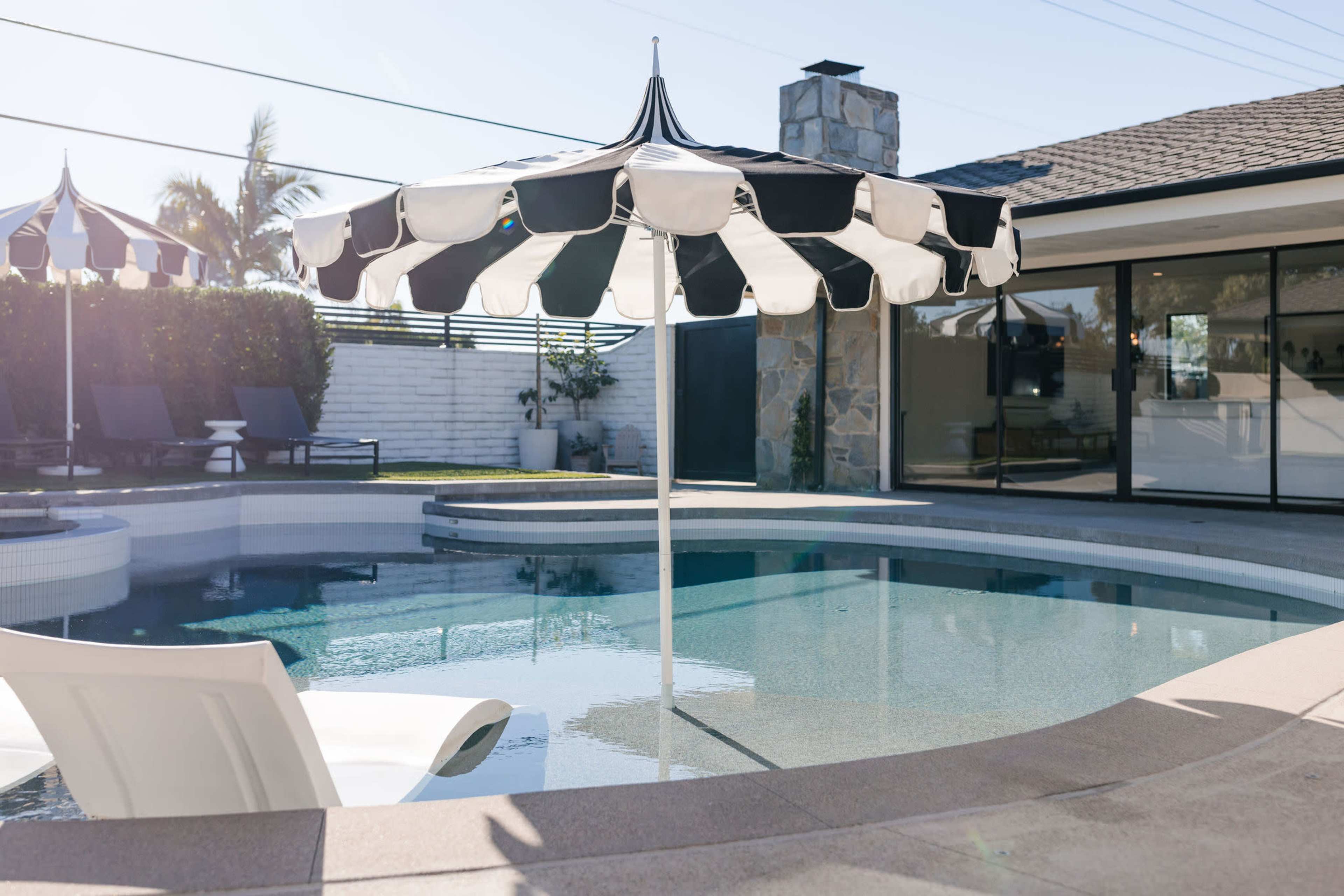 Coastal Modern Home With Open Space And Natural Light Image in East Side Costa Mesa, Newport Beach, CA