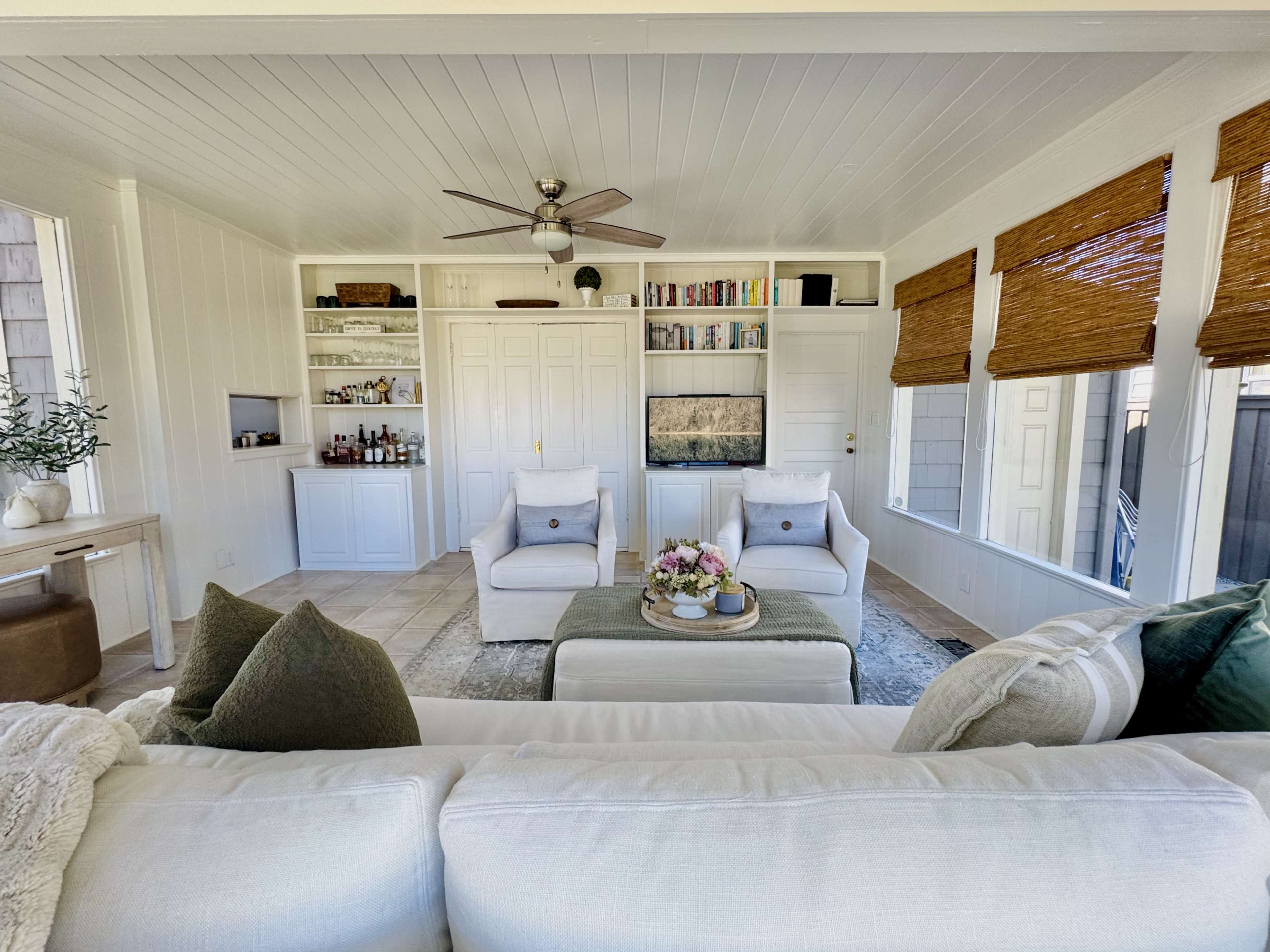 Bright, Natural-Light Sunroom Studio for Photos, Content & Creative Work Image in Fairfax, Jacksonville, FL