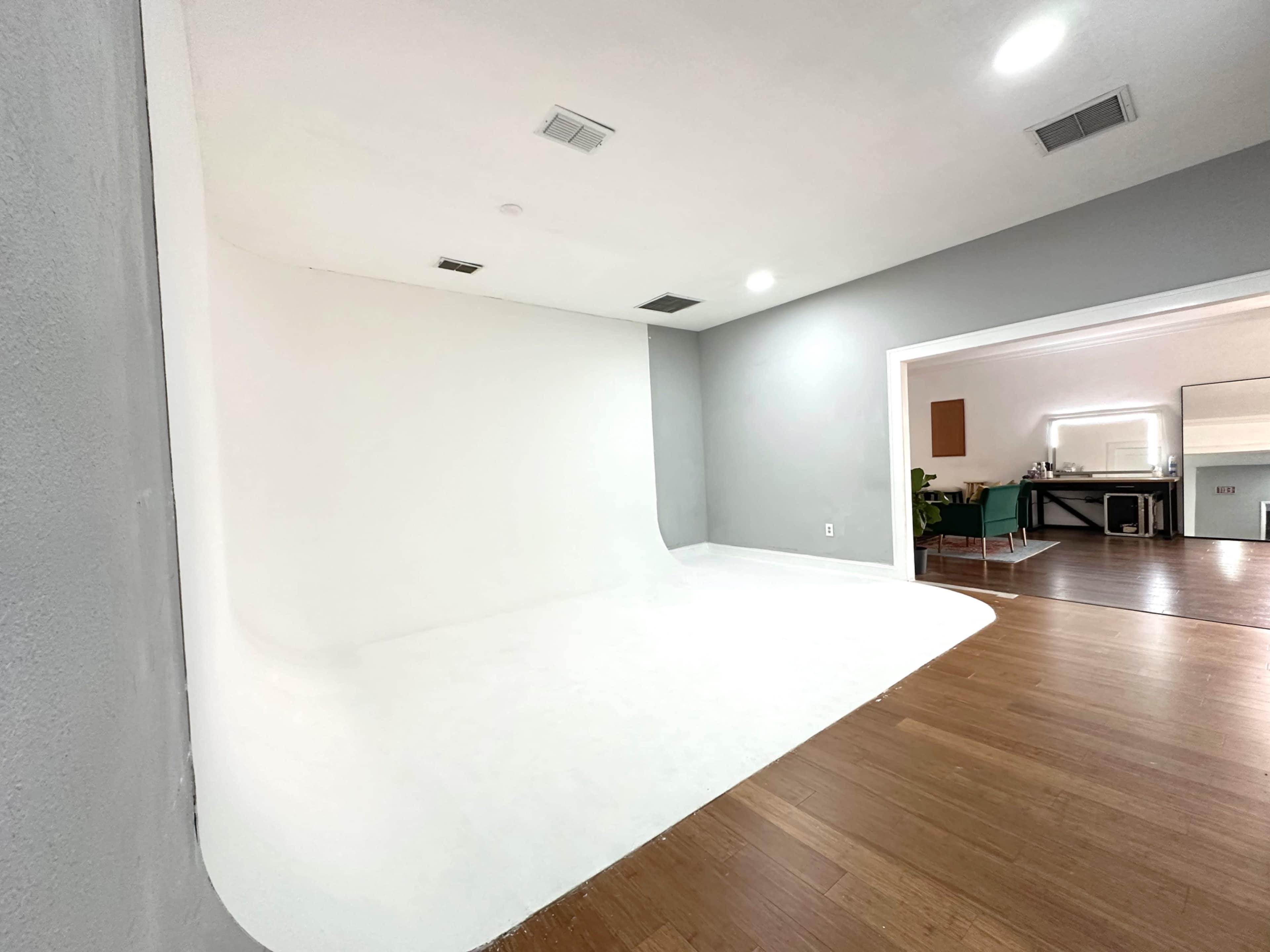 Zarrin Studios Image in 33rd Street Industrial, Orlando, FL