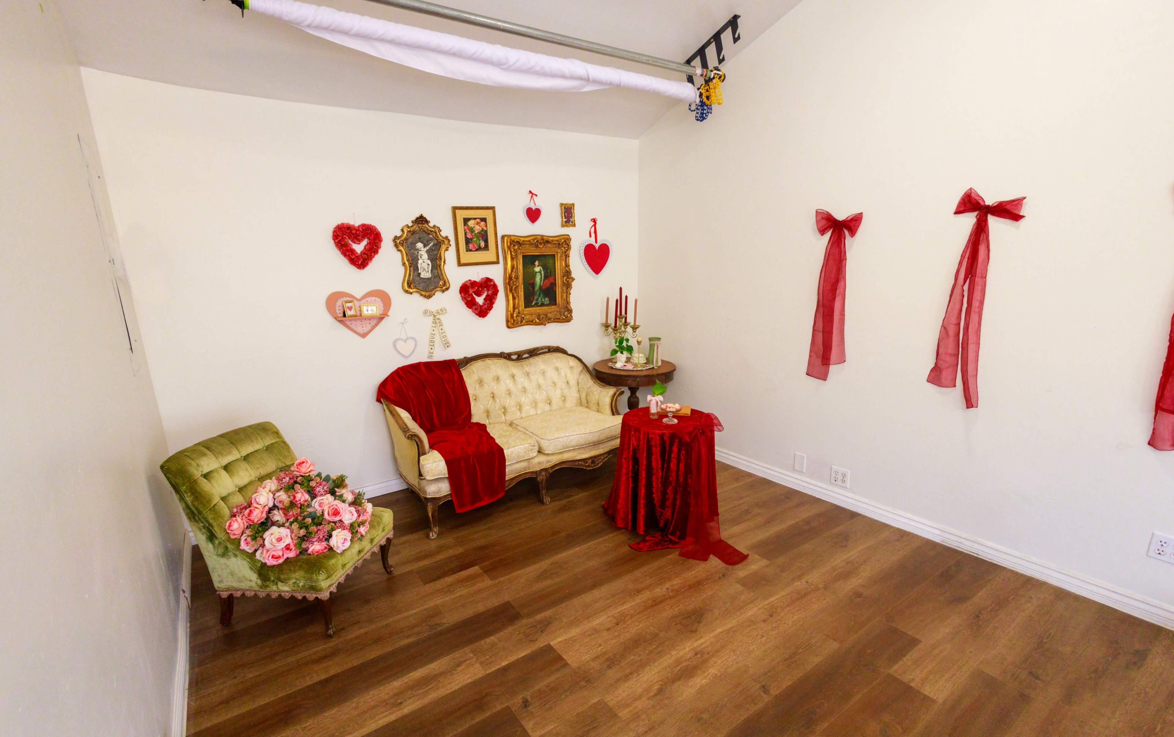 Vintage studio with bay window for natural light Image in Old Stine, Bakersfield, CA