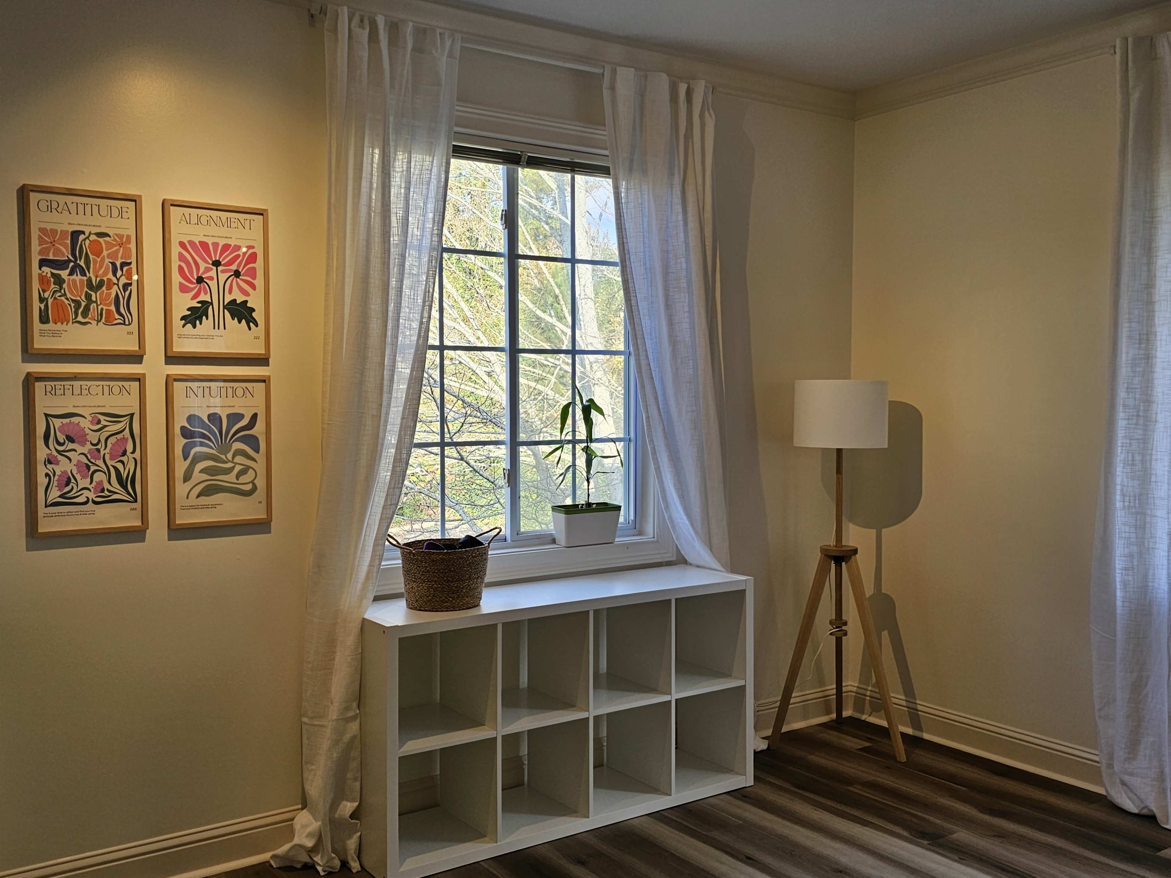 Large, bright, open room Image in , Kennesaw, GA