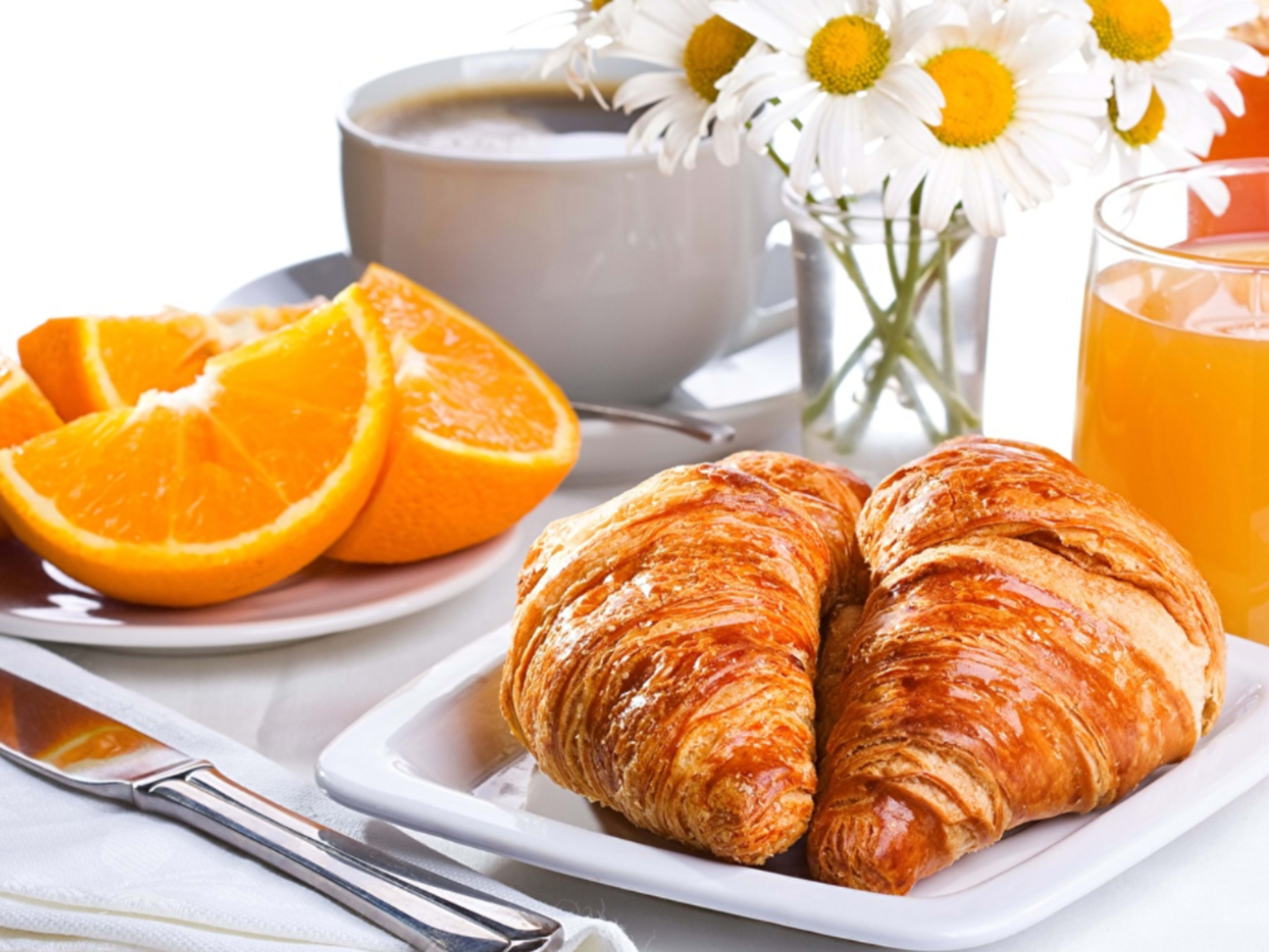 Viennoiseries, fruits et jus