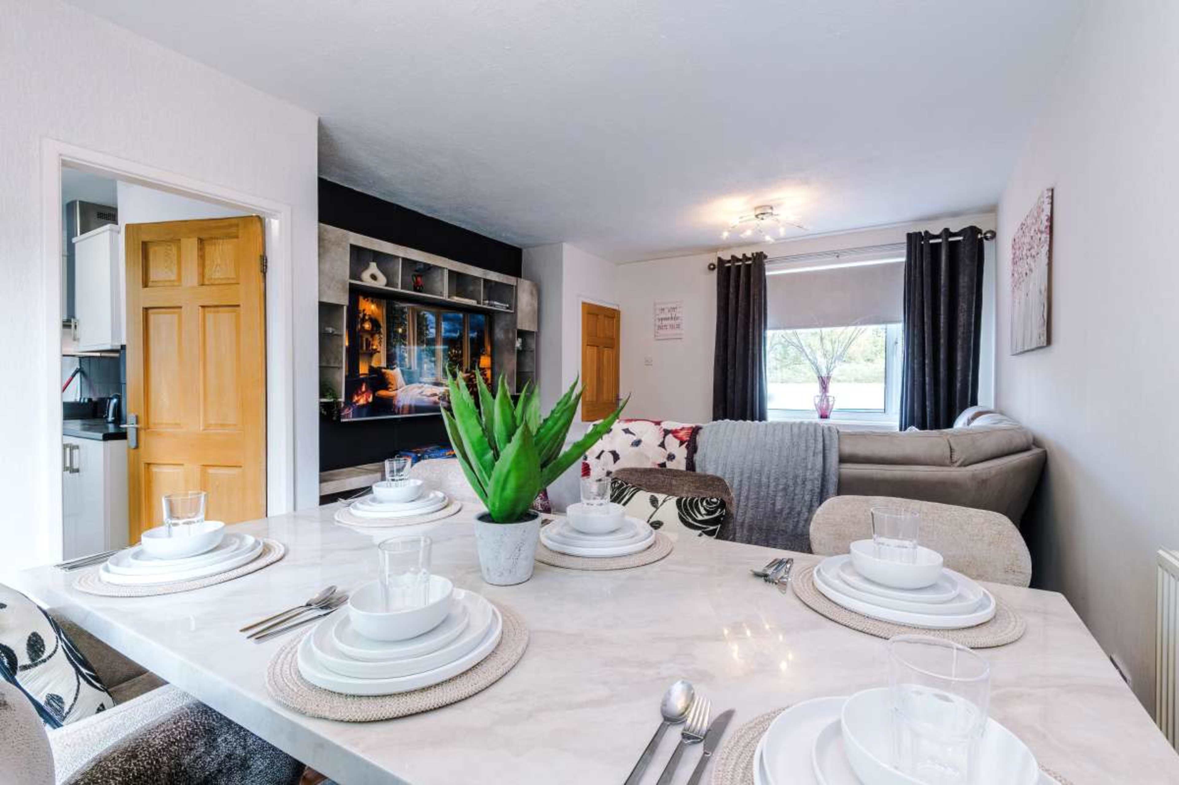 3 Bed House in Knutsford with Garden and Driveway Image in Knutsford, Knutsford, ENG