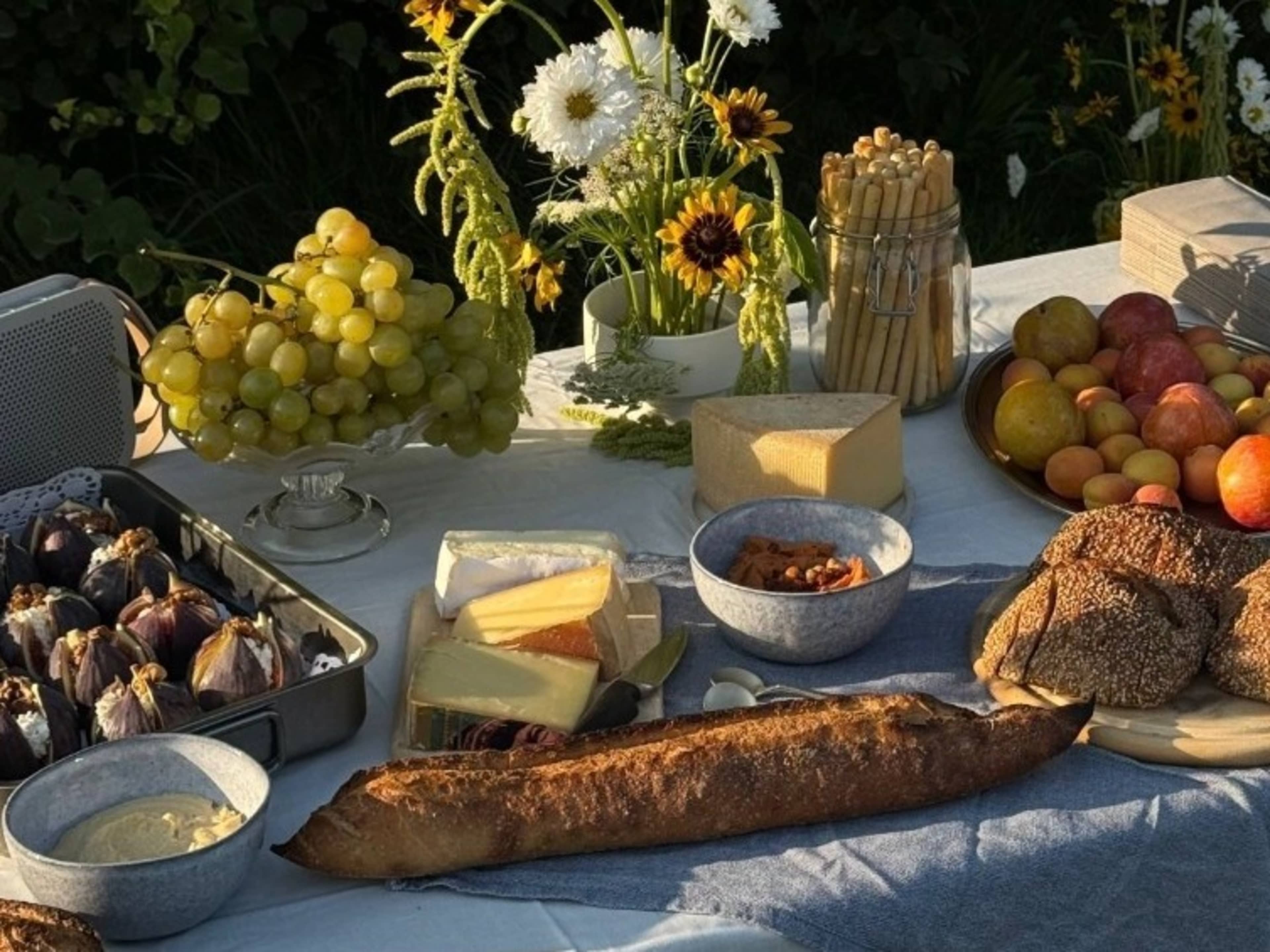 Aesthetic grazing table