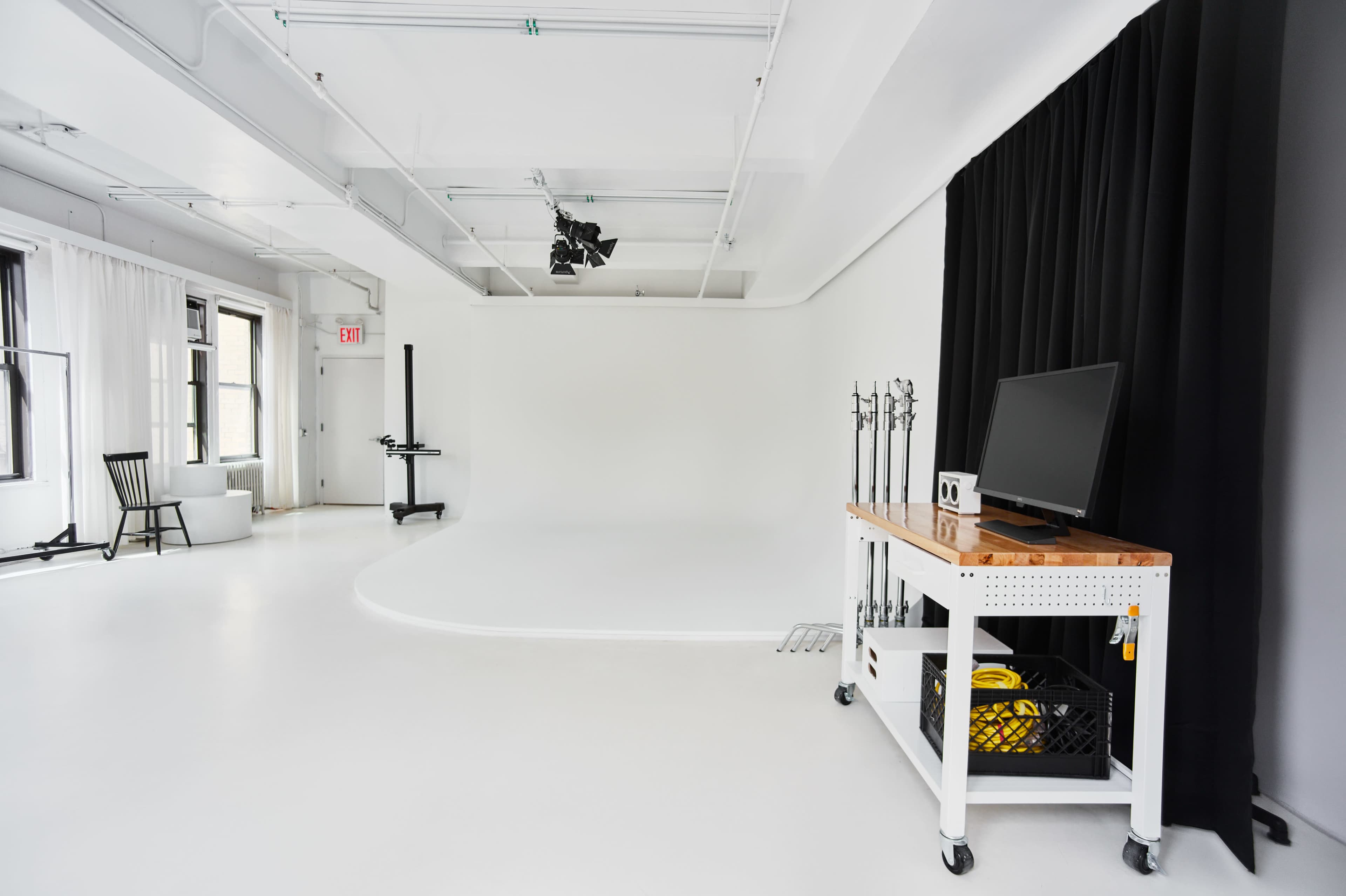 Midtown Fully-Equipped Daylight Cyclorama Studio Image in Midtown Manhattan, New York, NY