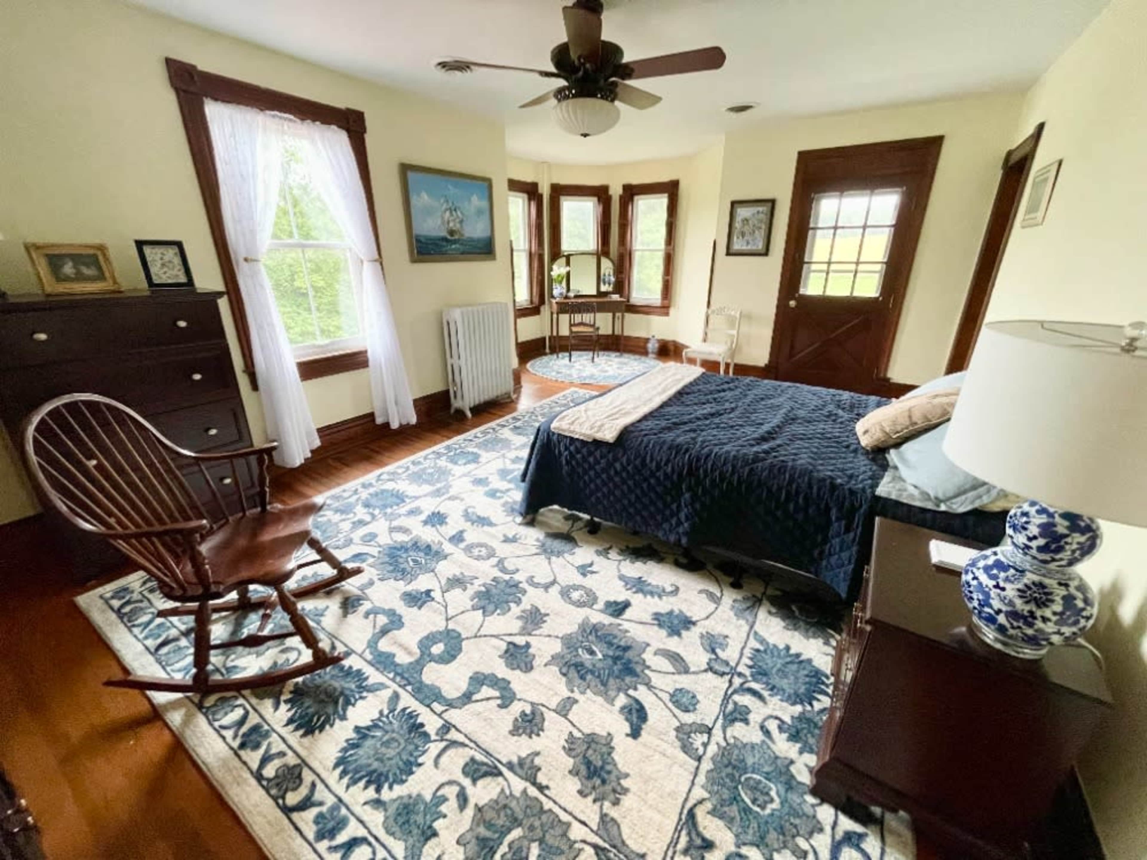 Ready Room - Large Suite with Full Bathroom