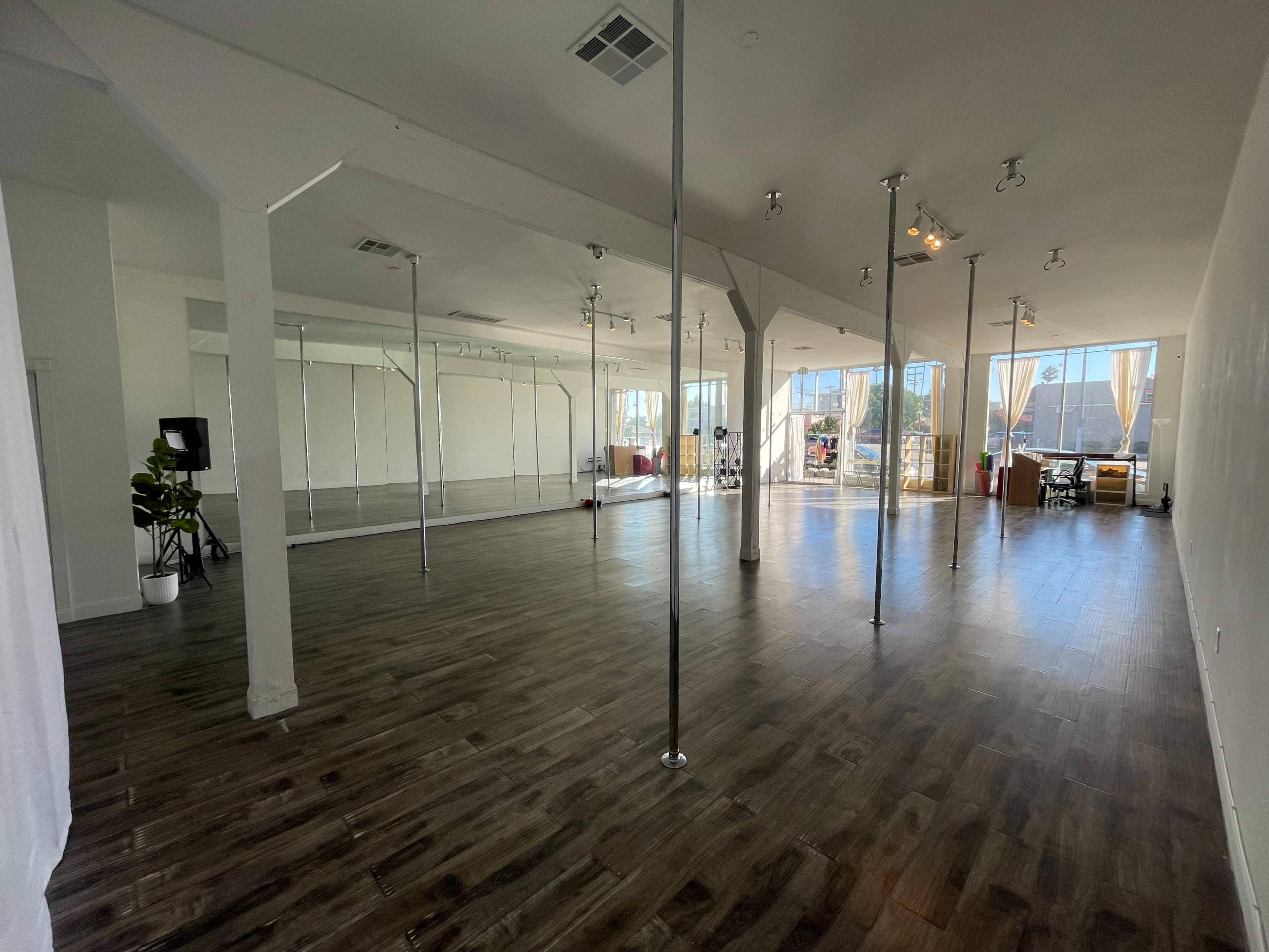 Bright Open Concept Studio with Floor-to-Ceiling Mirrors Image in Inglewood, Inglewood, CA