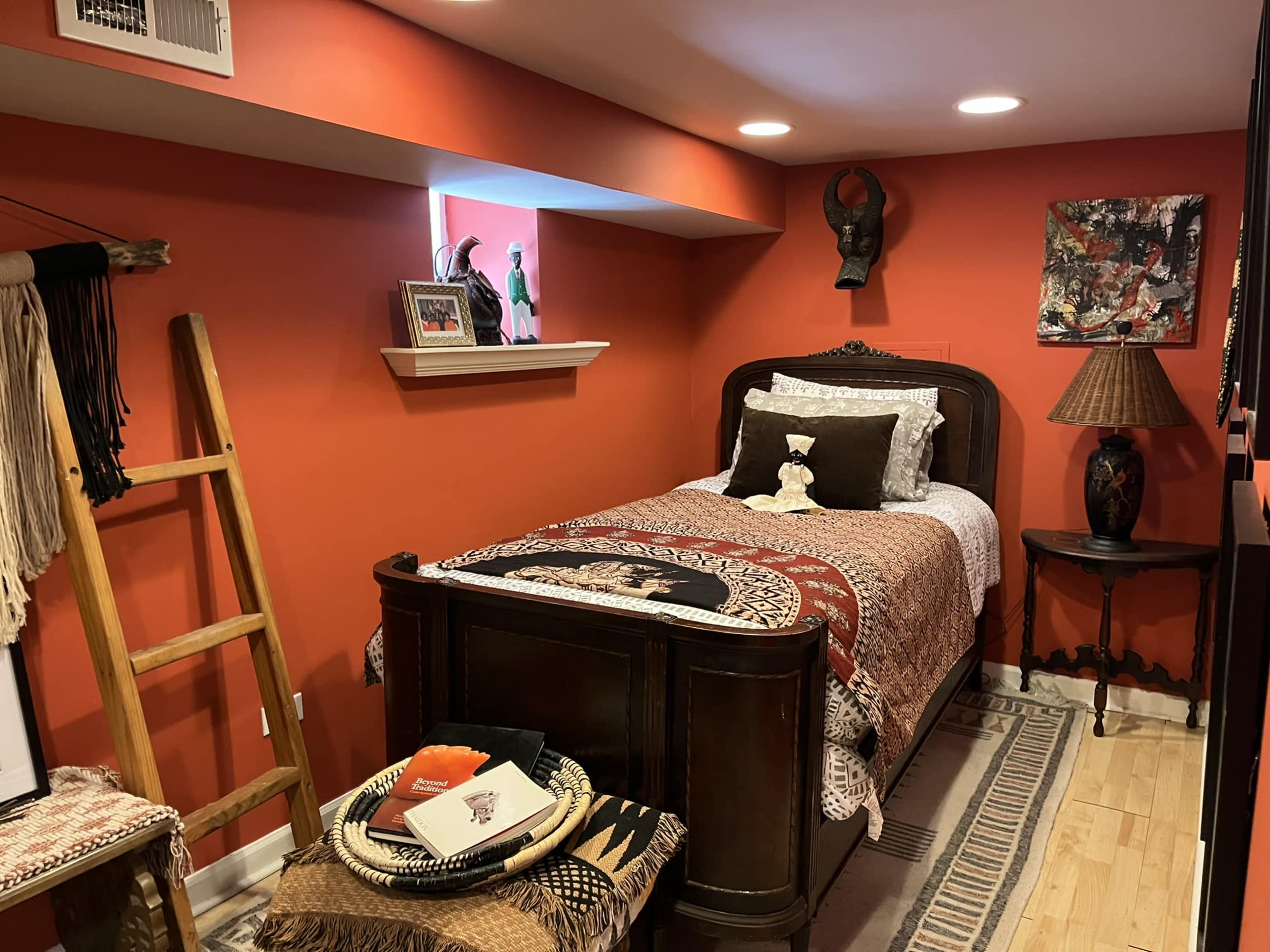 Charming Urban Art Cottage Close to the United Center Image in Garfield Park, Chicago, IL