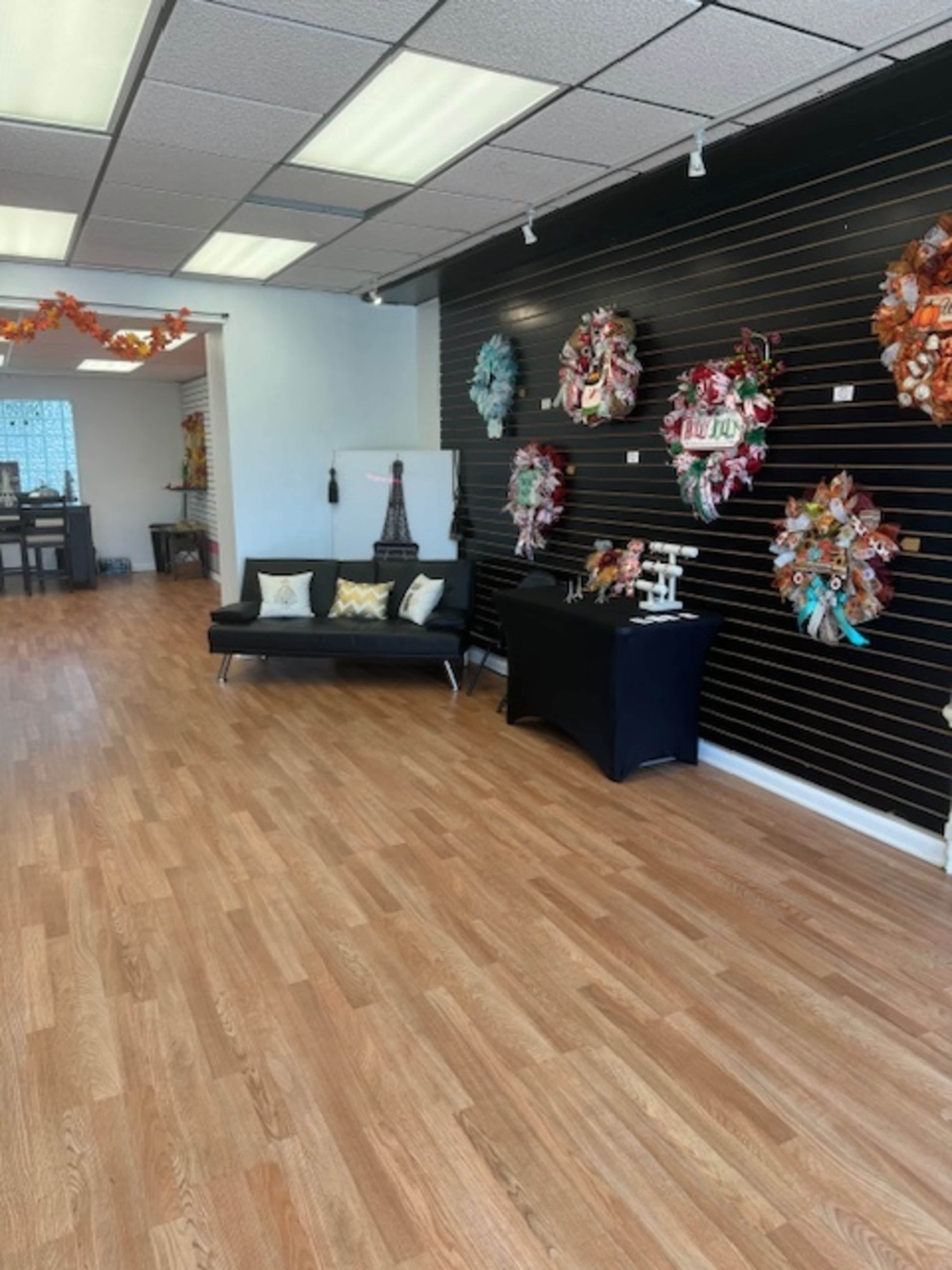 Charming space in Old Orland with lots of sunlight and great empty space! Image in Orland Township, Chicago, IL