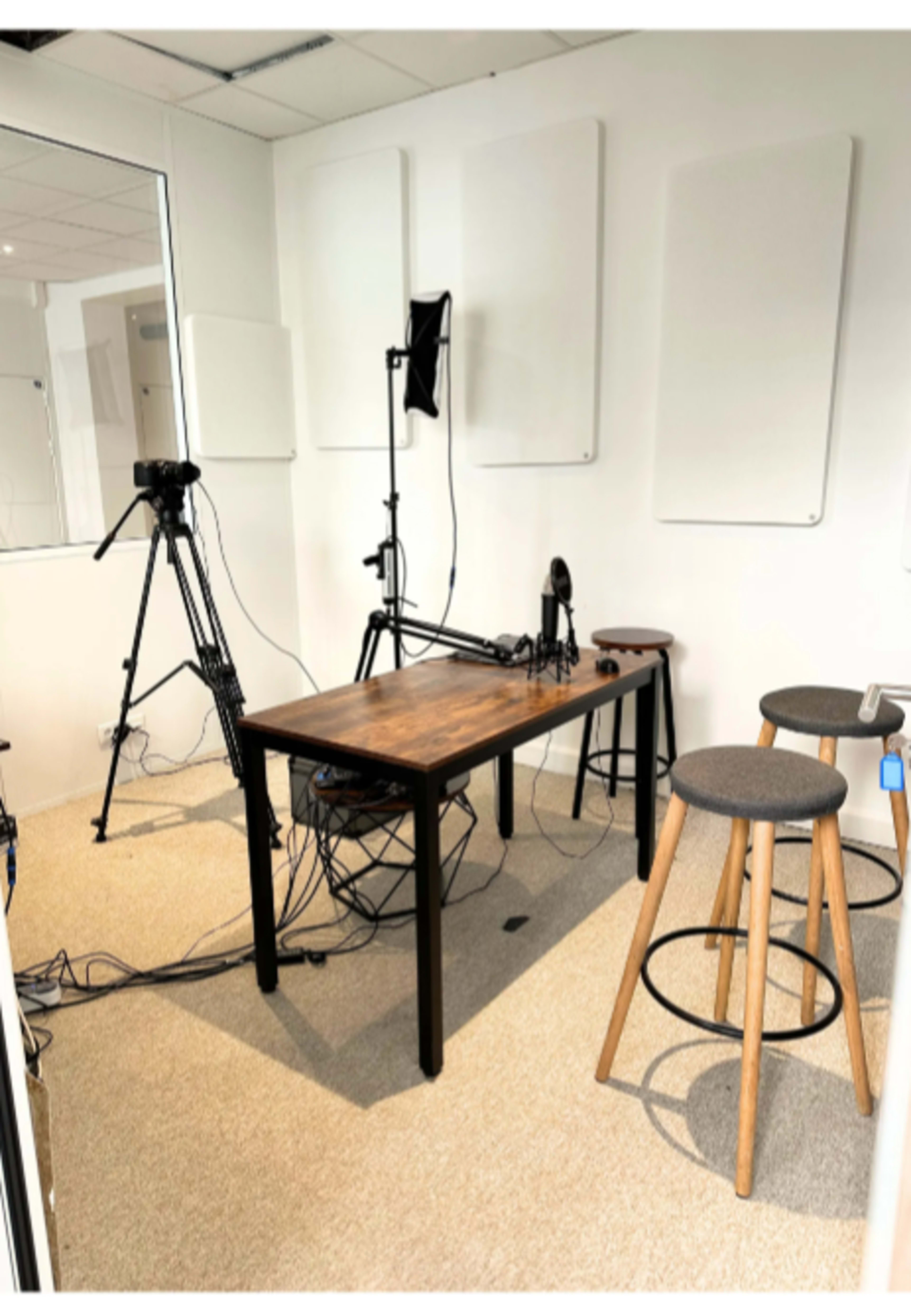 Un studio de quatorze salles séparées entièrement équipées Image in Roquette, Paris, 