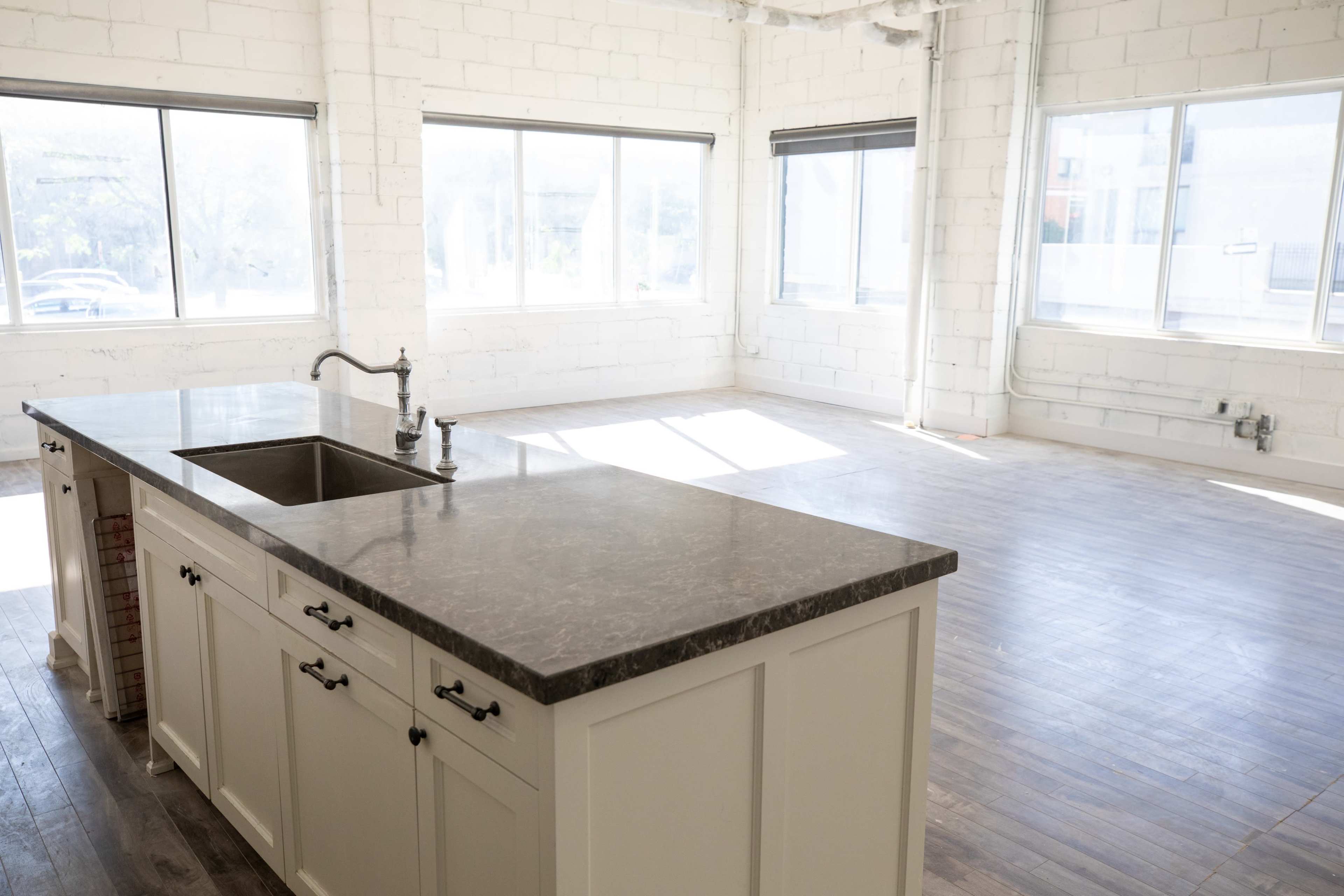 Queen West, loft style, functional kitchen Image in Niagara, Toronto, ON