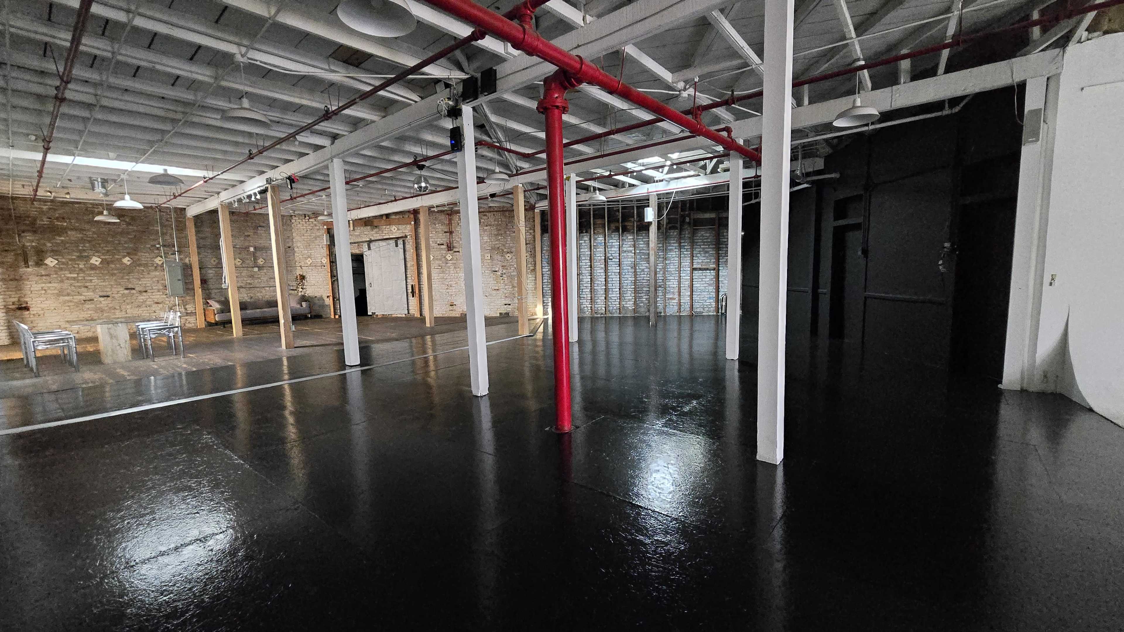 Huge old LOFT with many wall styles and a Cyclorama Image in Northeast Los Angeles, Los Angeles, CA