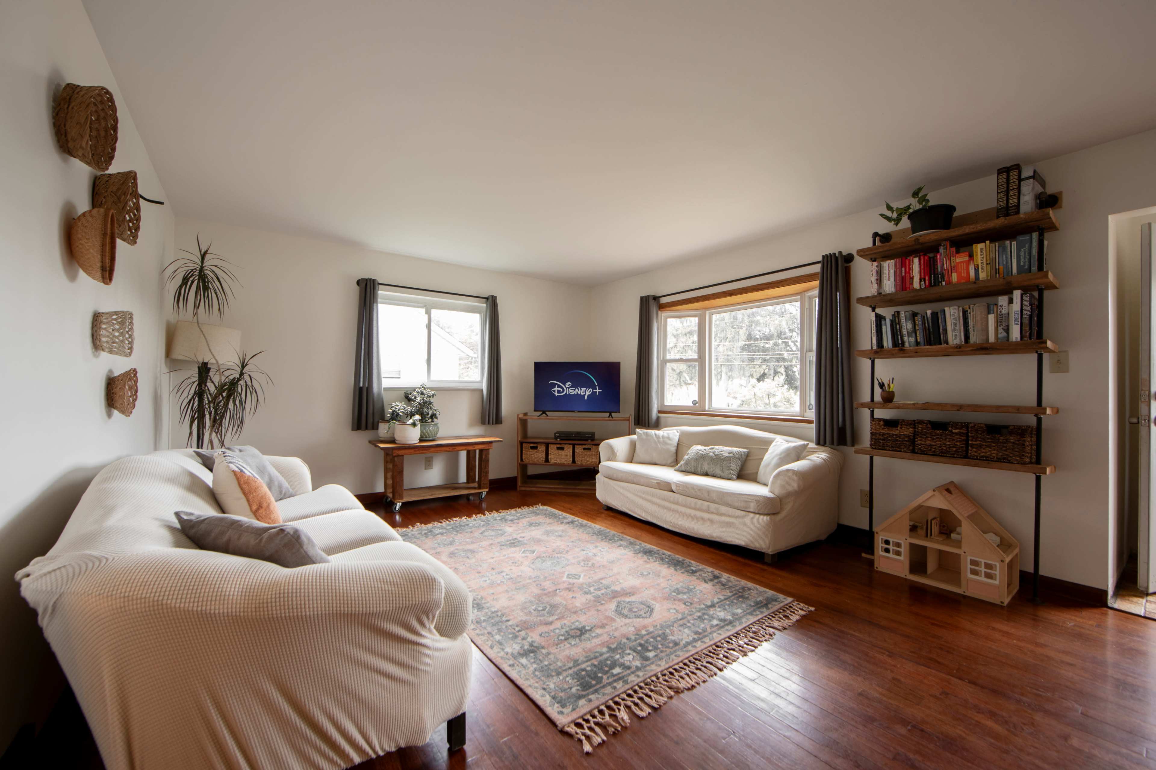 Smart TV | Stocked Kitchen | Minimalist Image in Springfield Township, Akron, OH