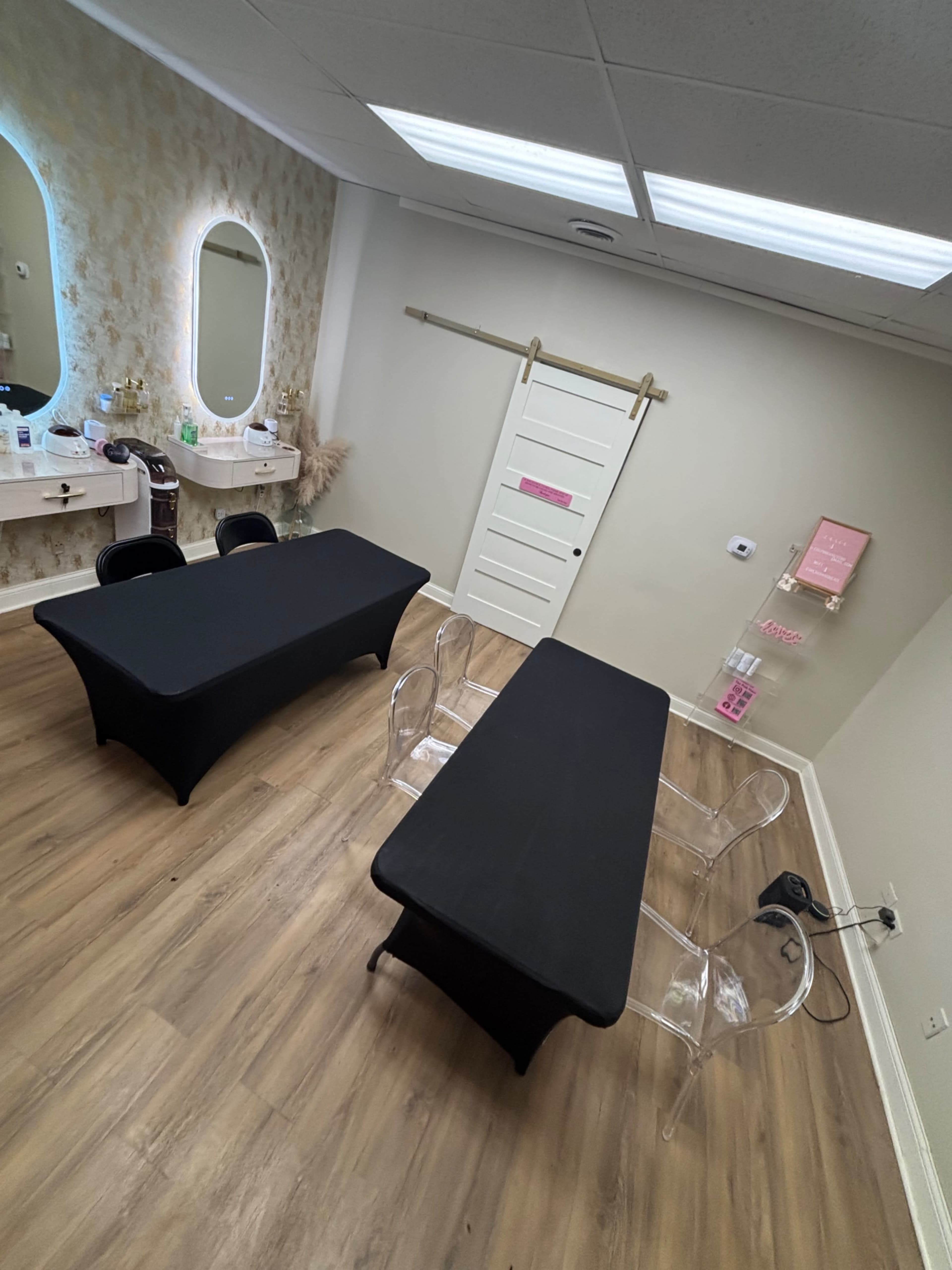 Warming & Intimate Golden Studio In Central Location Image in Bremen Township, Oak Forest, IL