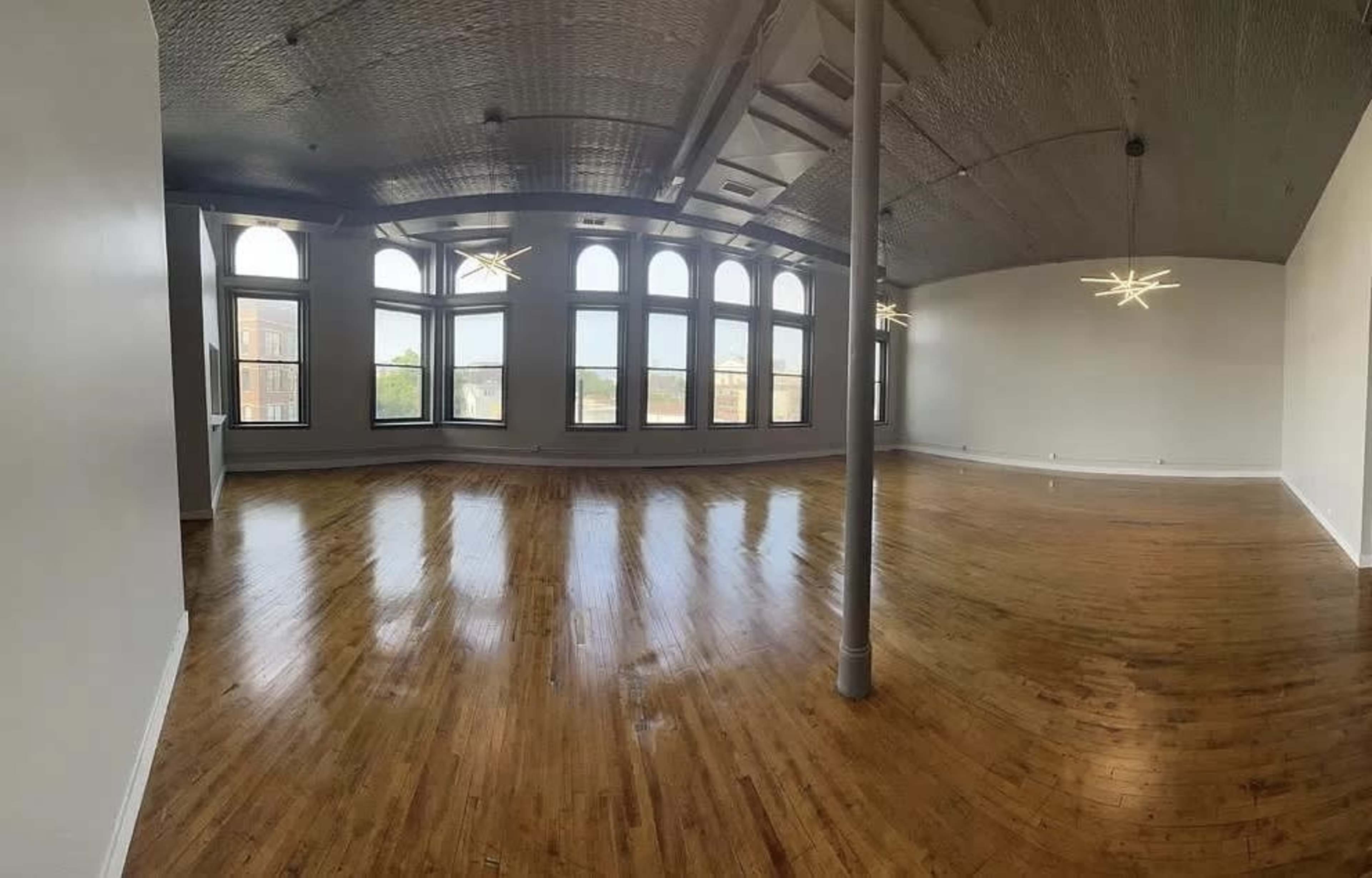 Bright Open-Concept Space Image in West Town, Chicago, IL