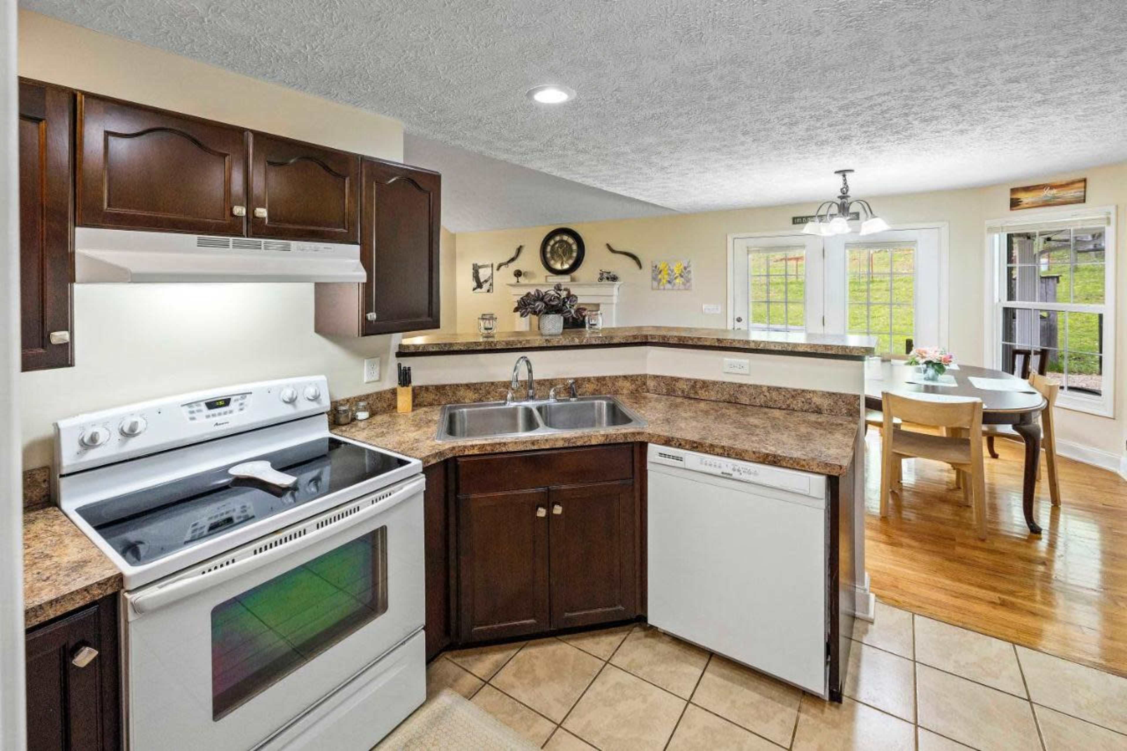 Farmville Covered Heater Pool House Image in , Dandridge, TN