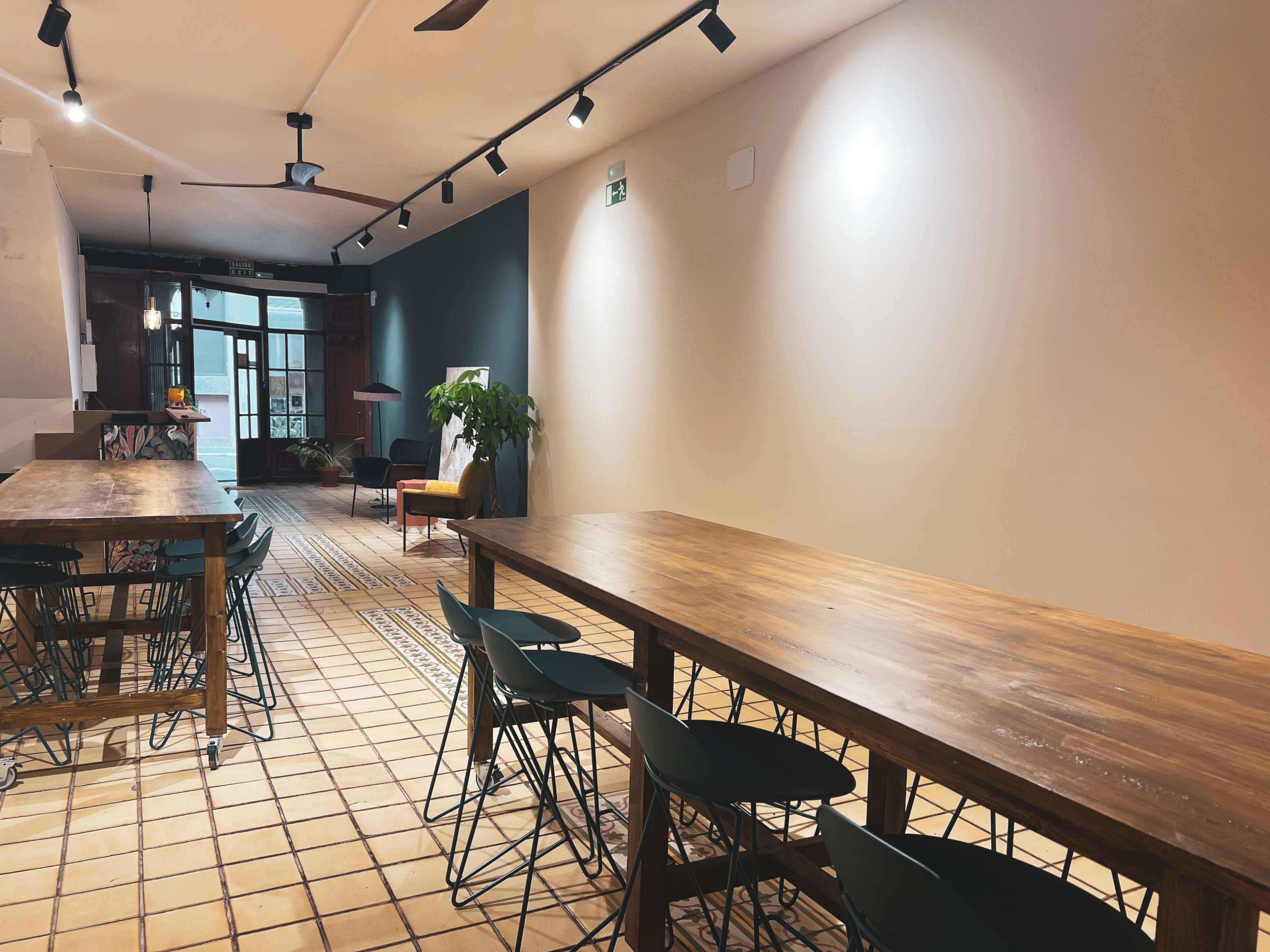 A 180m2 workshop & community space, yoga shala, and café lounge, perfect for co-working, meetings, events, workshops, photoshoots, and more, just steps from the train Sitges station. Imagen en , Sitges, B