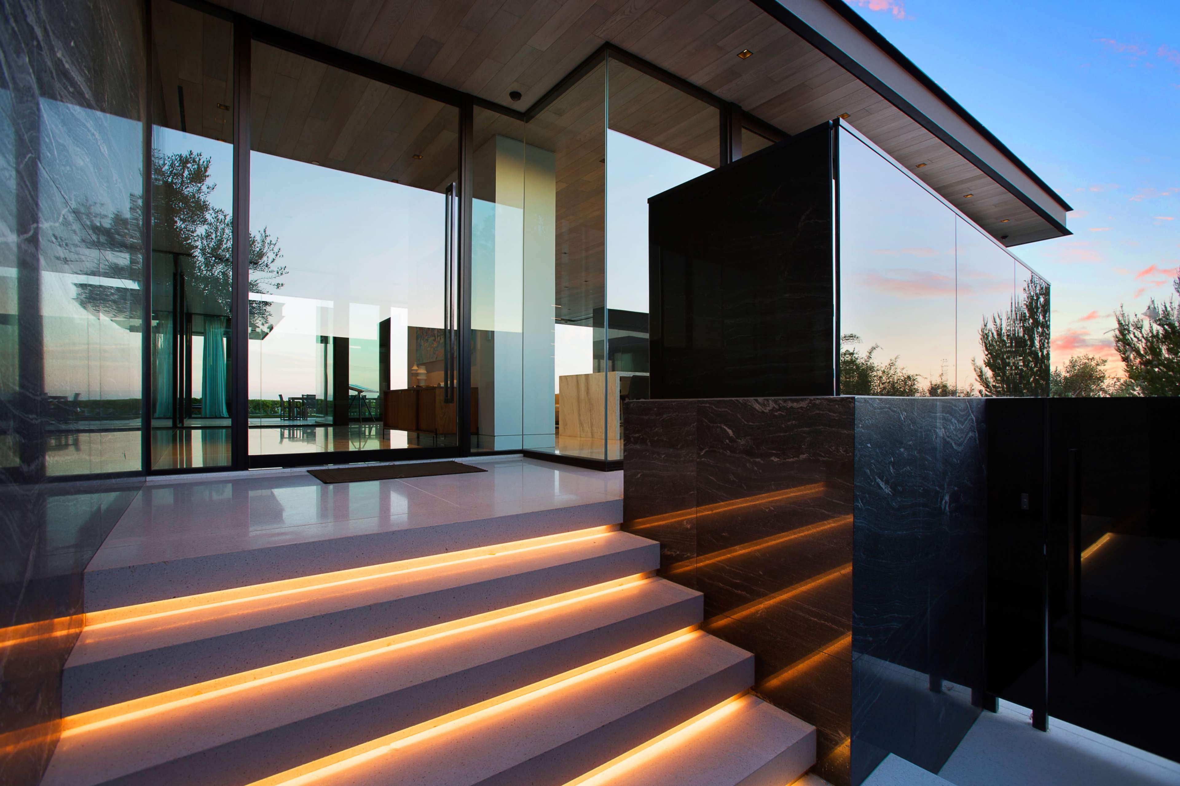 Luxurious, Modern and Private. Image in Melrose, Los Angeles, CA