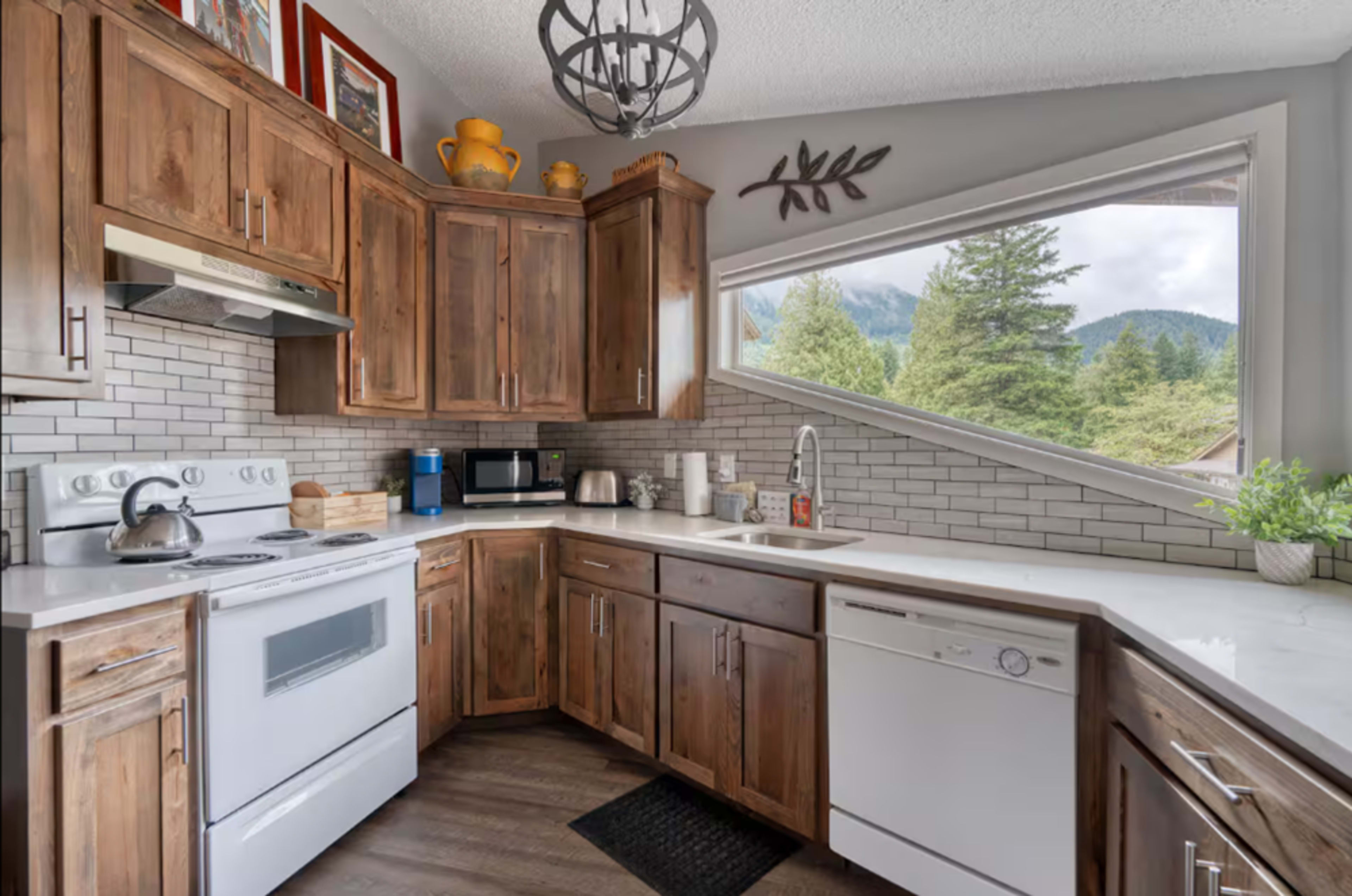 Cozy Mountain Condo on Hole #1 of a Golf Course, minutes away from skiing and hiking Image in Welches, Welches, OR