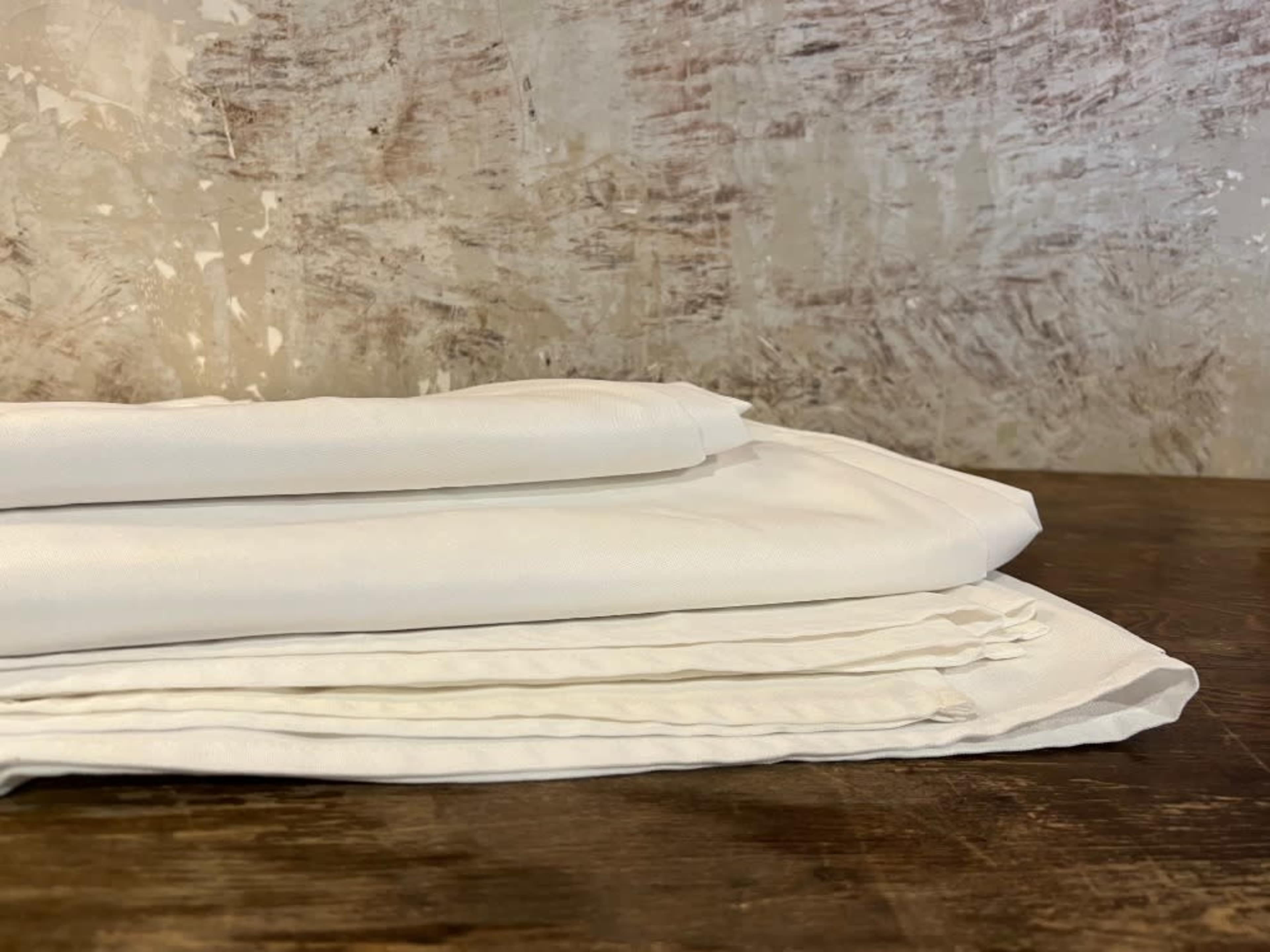 Tables & Table Linen