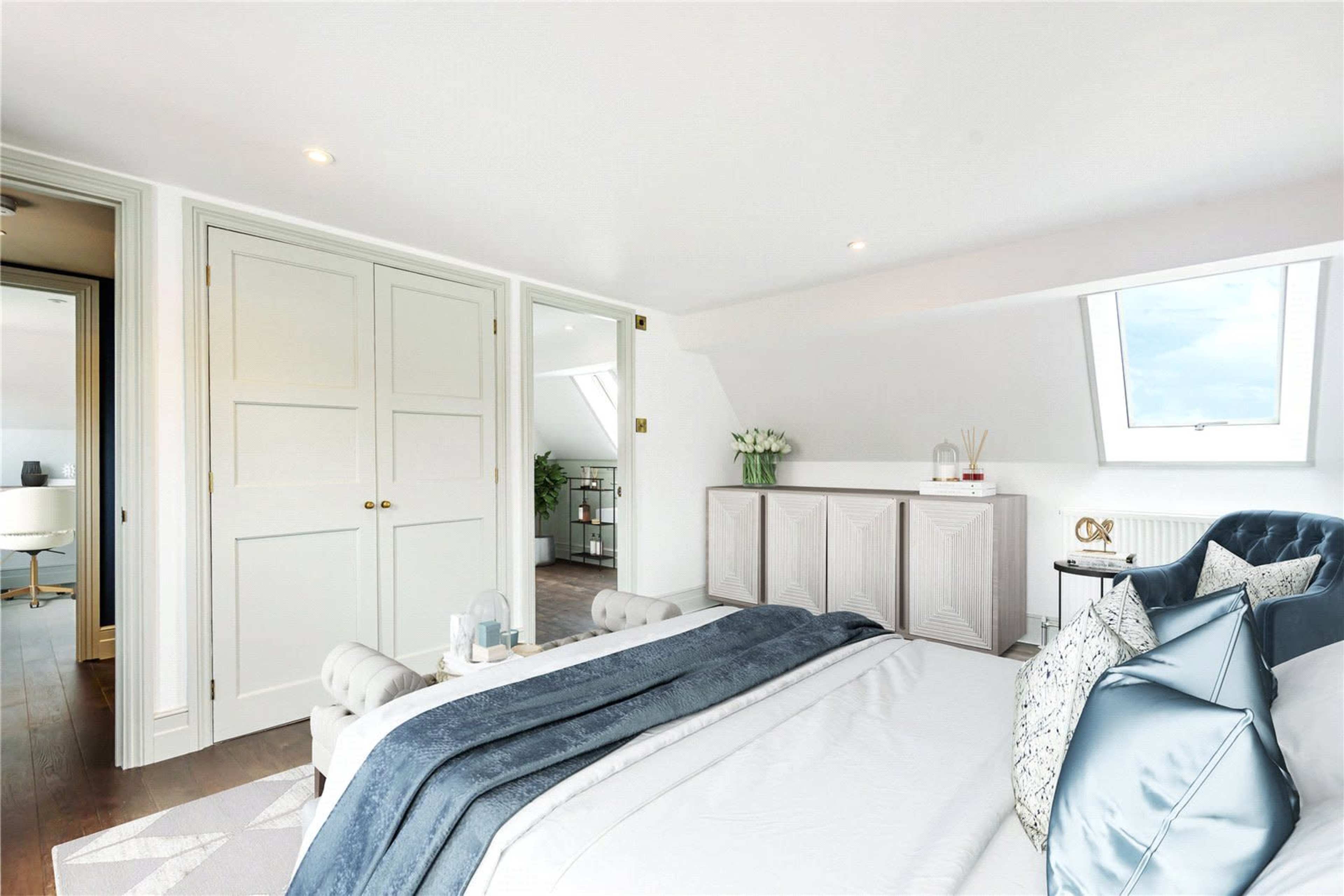 Historic townhouse. Stunning & spacious drawing room. Period features & Beautiful vaulted modern kitchen. Image in Marlow, Marlow, ENG